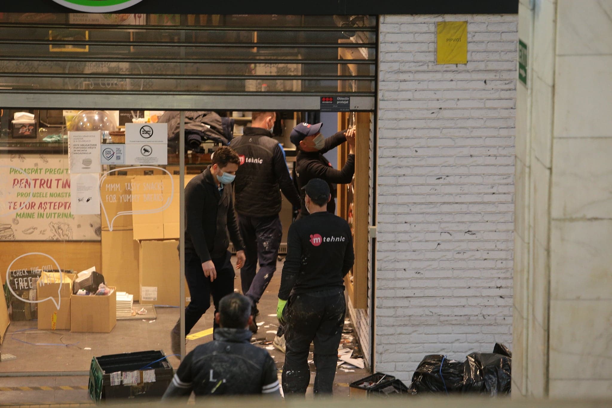 A doua zi de evacuare la metrou. Patronii magazinelor de la Pipera și-au strâns singuri marfa