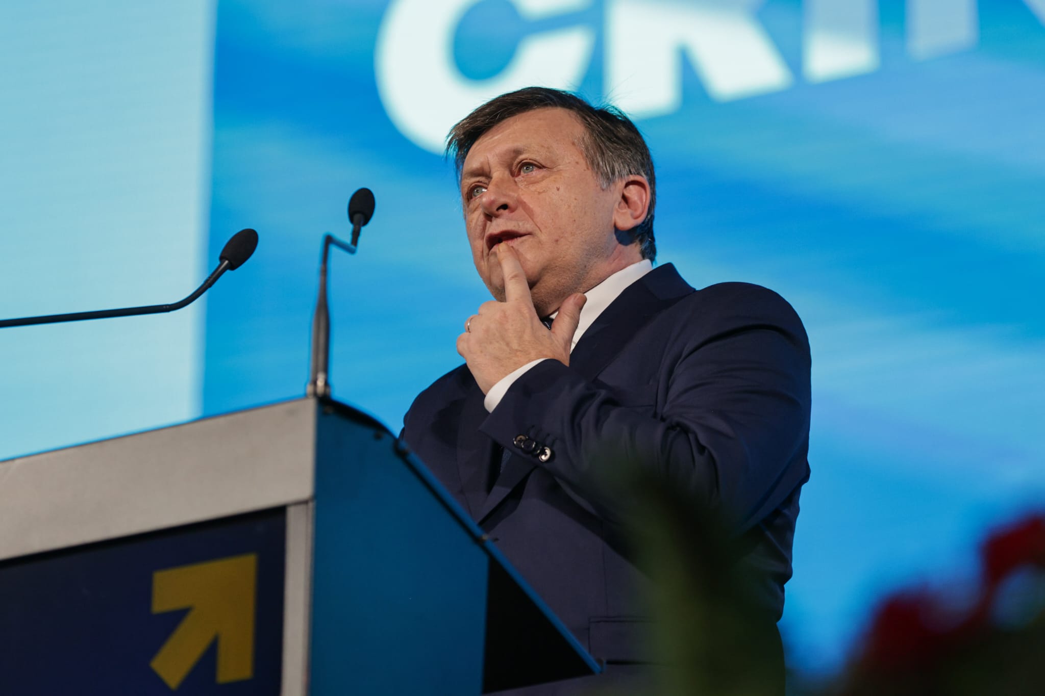 Ce nu s-a văzut la TV la „ungerea” lui Crin Antonescu drept prezidențiabil: atacuri în rafală la adresa lui Georgescu și jocuri de culise pentru împărțirea funcțiilor din Executiv