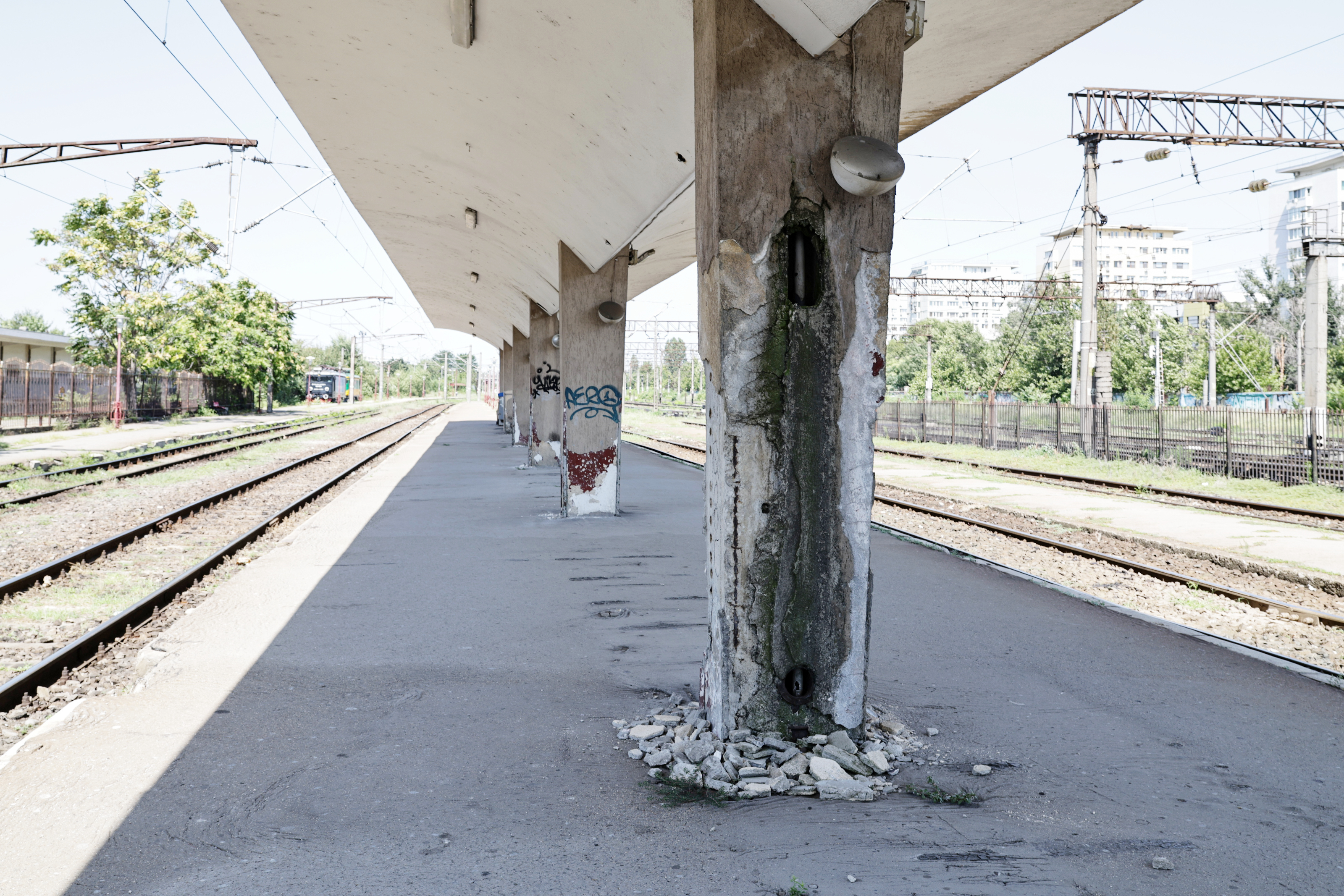 „Doar pentru tine, Amore”. O manea, un fotoliu părăsit și un ceas blocat, locul abandonat din București