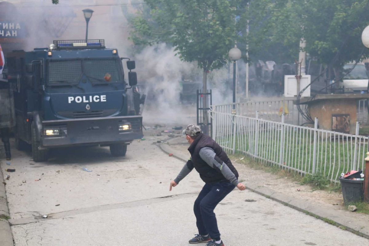 Militari NATO și protestatari sârbi, răniți în confruntările din Kosovo. SUA și UE fac apel la calm, Belgradul și-a plasat armata în alertă