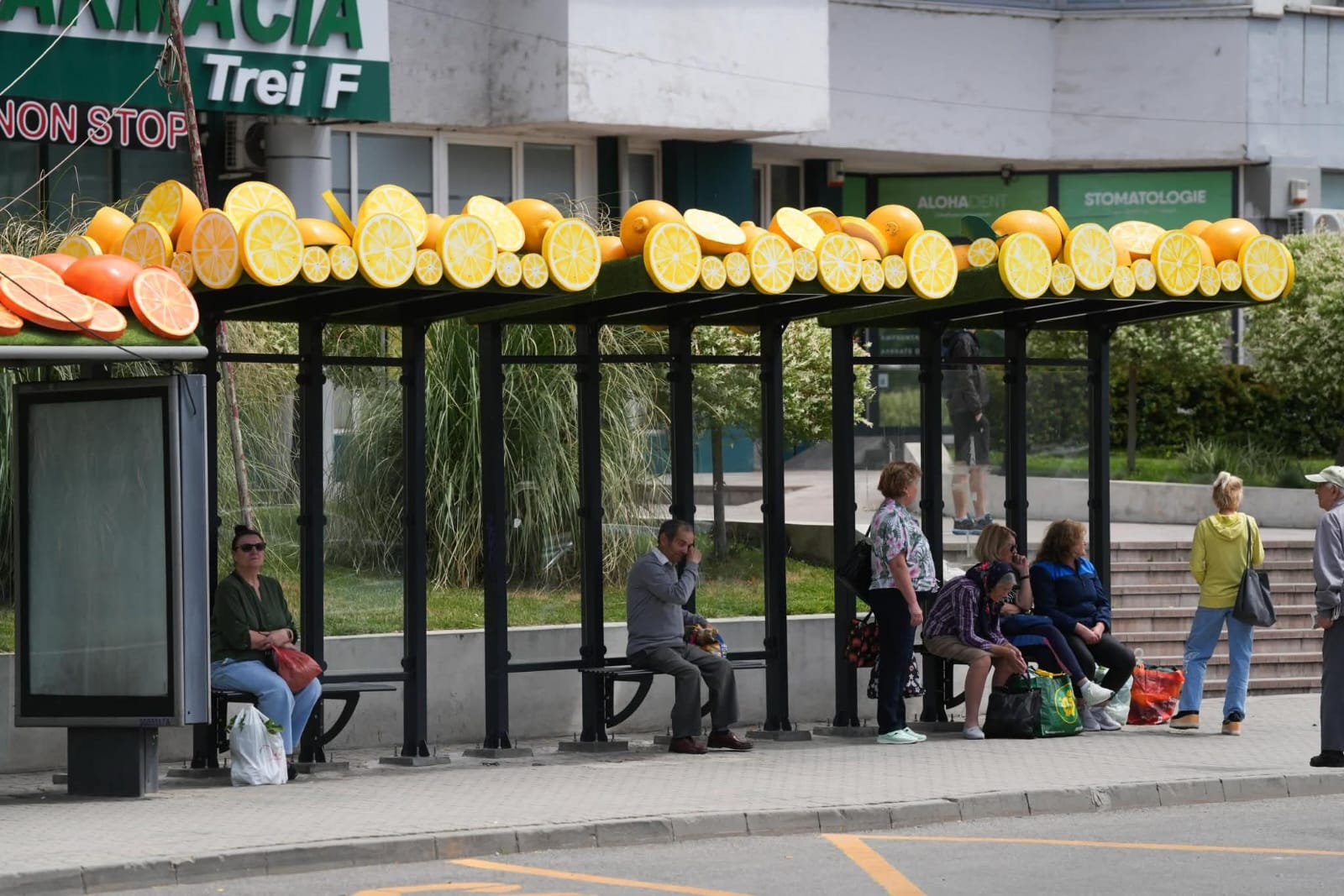 Stațiile de autobuz din Craiova, decorate cu recuzita rămasă de la Târgul de Paște: „Nu butaforie, kitsch”