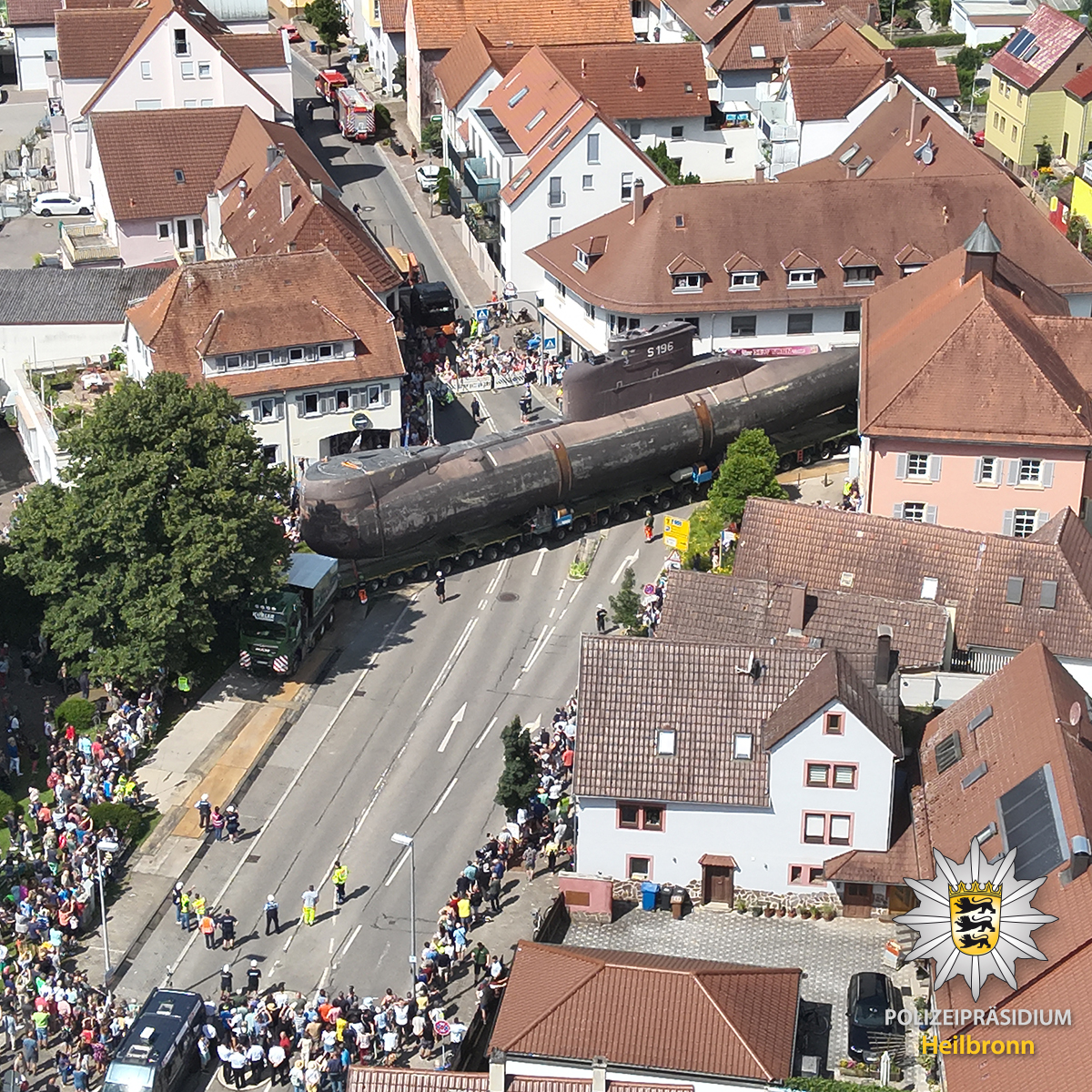 Submarin de 48 de metri, filmat pe străzile înguste ale unui oraș german! Sute de oameni au ieșit din case pentru a vedea transportul special