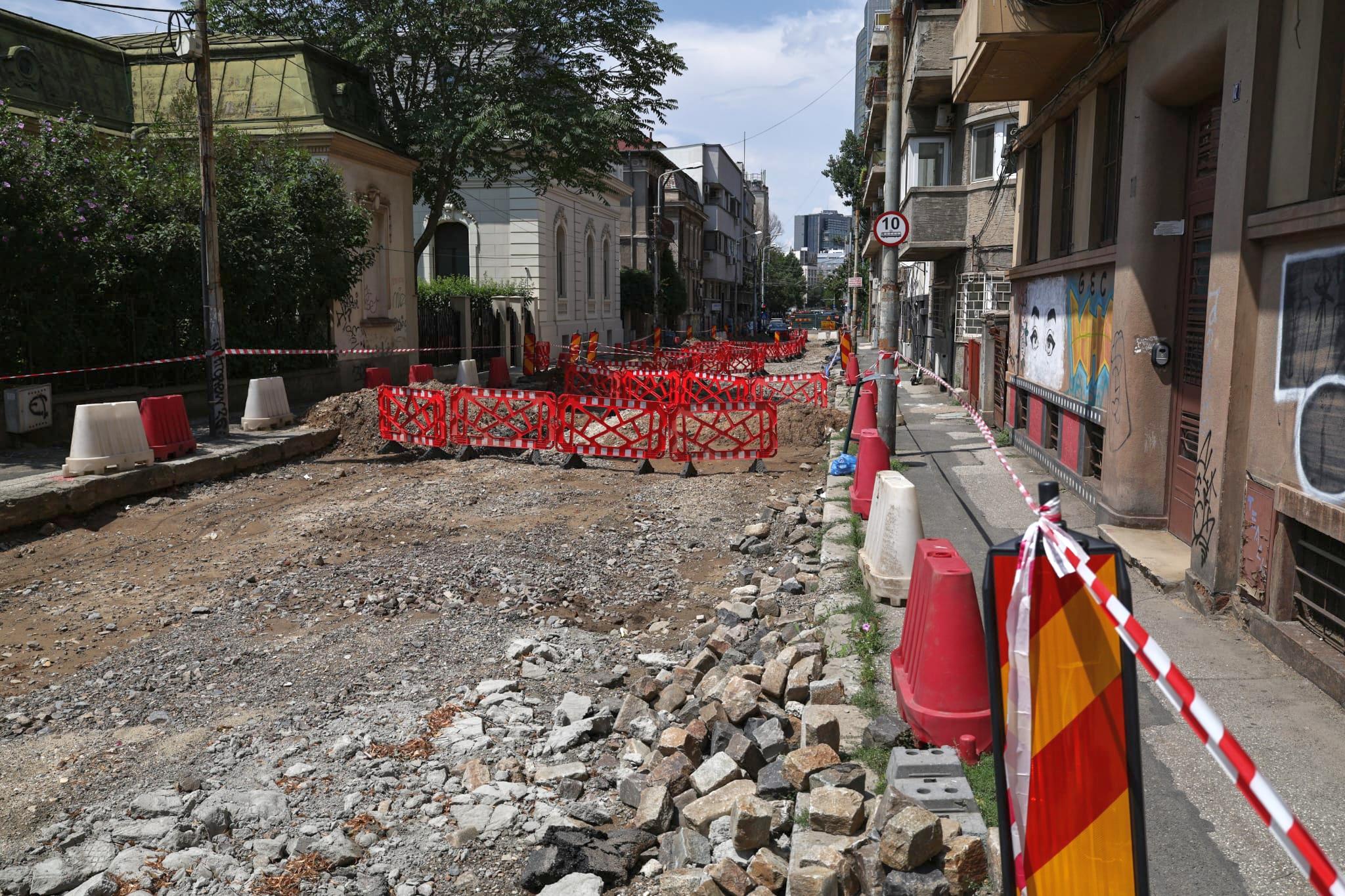 „Haos total! Tremură casa când trec utilajele”. Am mers pe șantierul STB să vedem cum se lucrează la schimbarea liniilor de tramvai