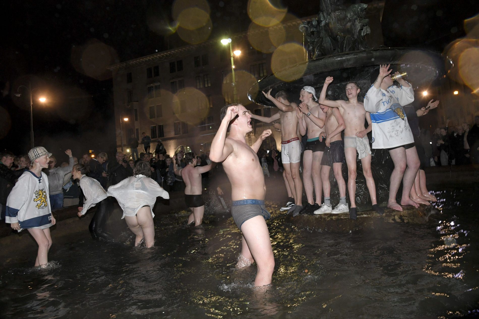 Finlandezii au sărbătorit în chiloți titlul mondial la hochei | GALERIE FOTO&VIDEO