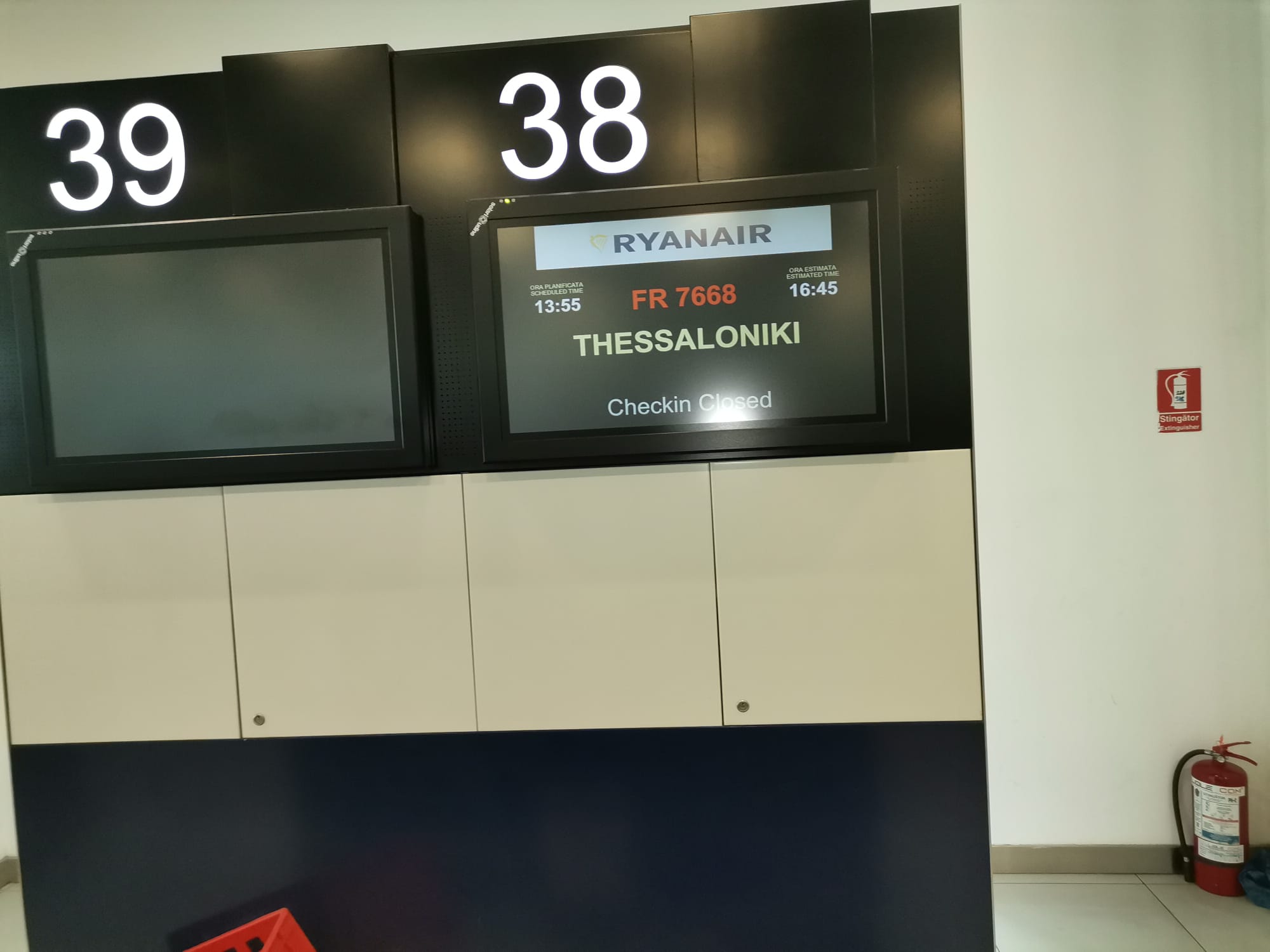 Întârziere de 10 ore pentru o cursă Otopeni-Salonic. Ce explicație au reprezentanții aeroportului pentru pasageri