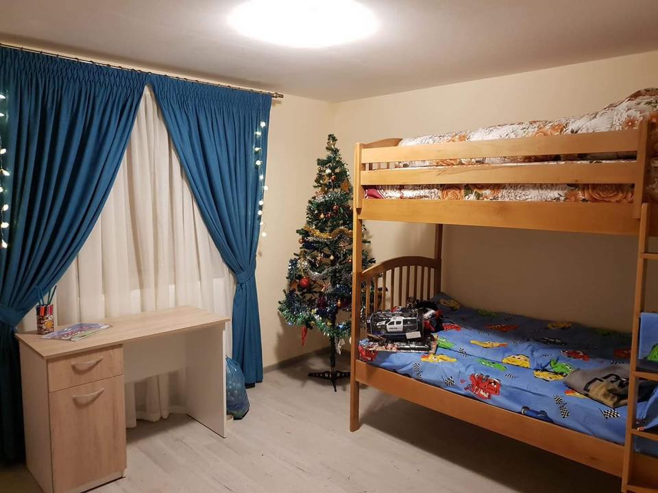 Roxana, fetița din Vaslui care își dorea doar "piure cu carne", a primit o casă de Crăciun / FOTO