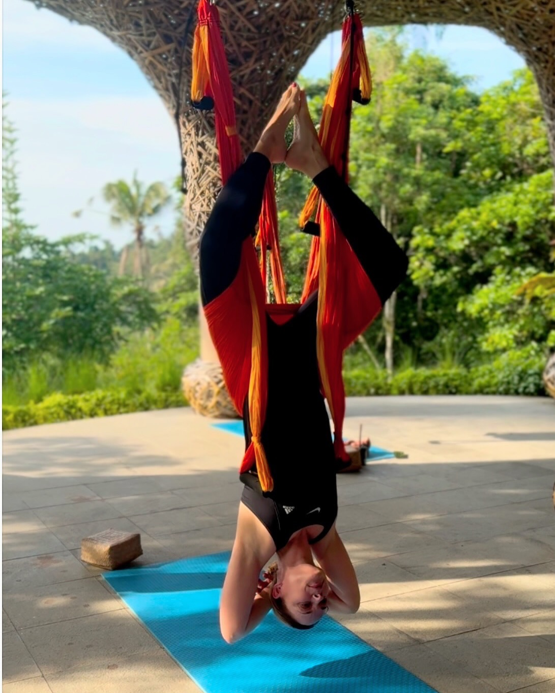 Cum a apărut Andreea Marin în vacanța din Bali. Imagini cu vedeta, suspendată în aer, în timpul unei clase de yoga