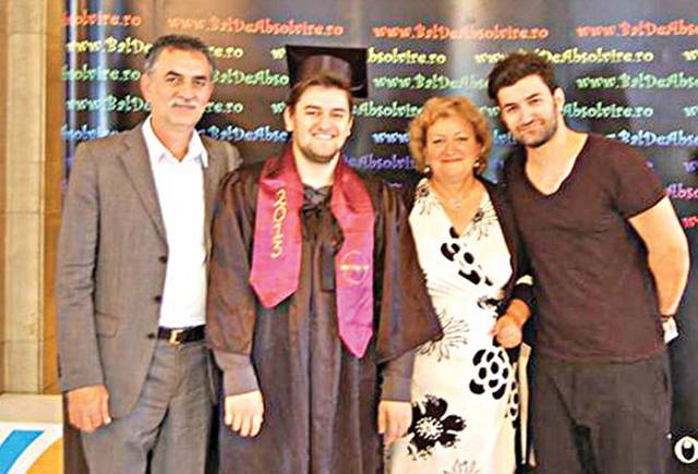 Cum a apărut Smiley alături de părinți și de fratele lui în ziua alegerilor parlamentare 2024. Artistul nu a votat în București