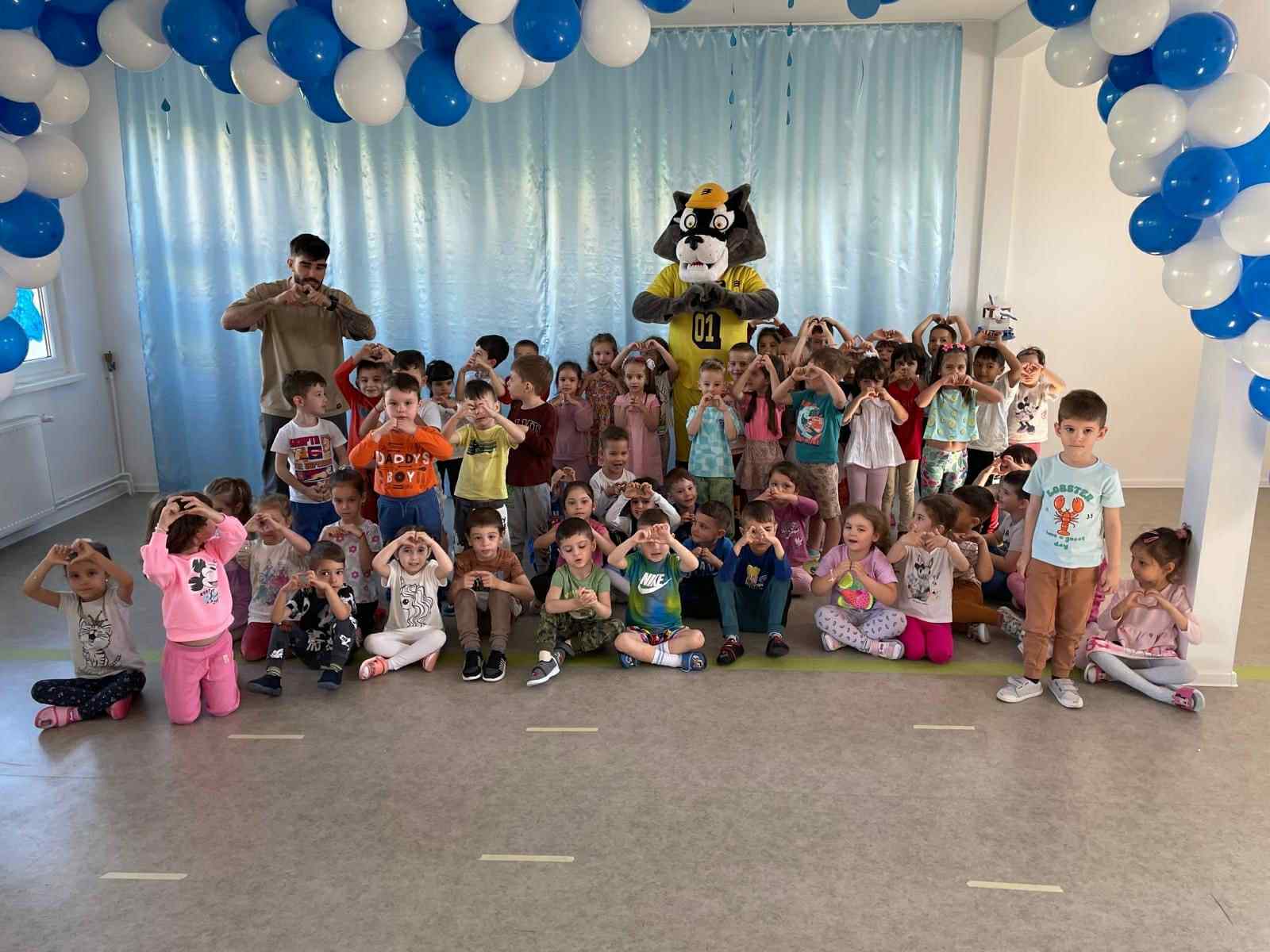 Alexandru Codiță, tânărul care a adus sportul și educația în școlile din Vâlcea. De la campania antiviolență la Caravana Nutriției: „Sportul este o necesitate, nu un moft”