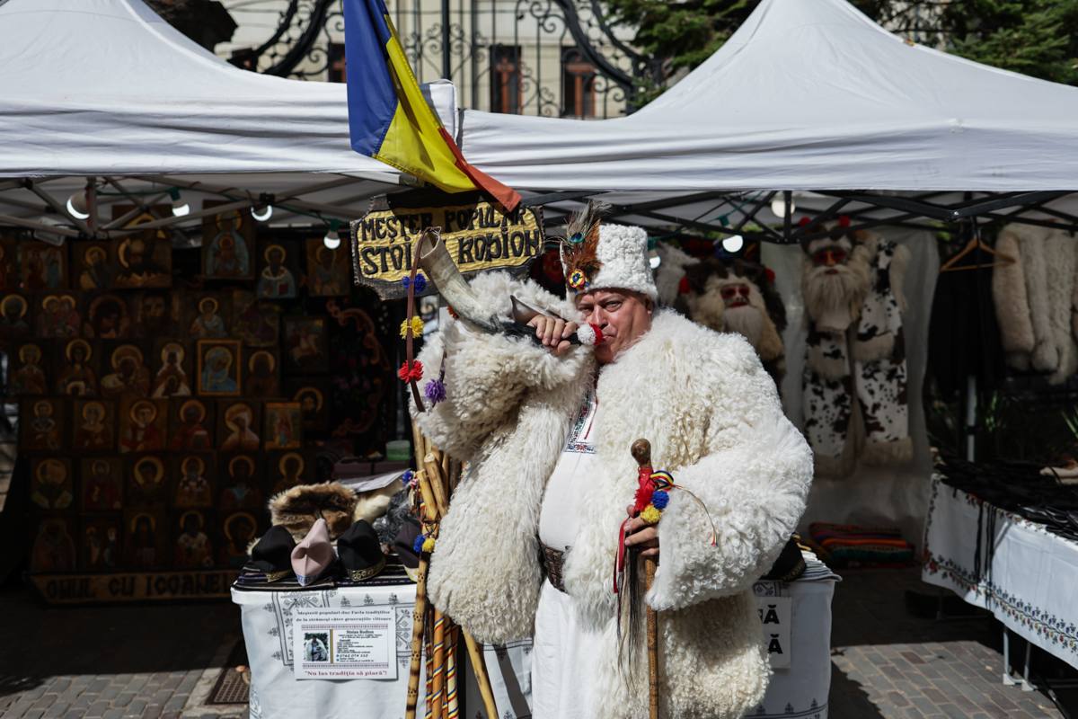 „Cred că las căciulile și opincile și mă apuc să vând țuică”. Povestea băcăuanului care l-a cunoscut pe Părintele Galeriu și a renunțat la preoție