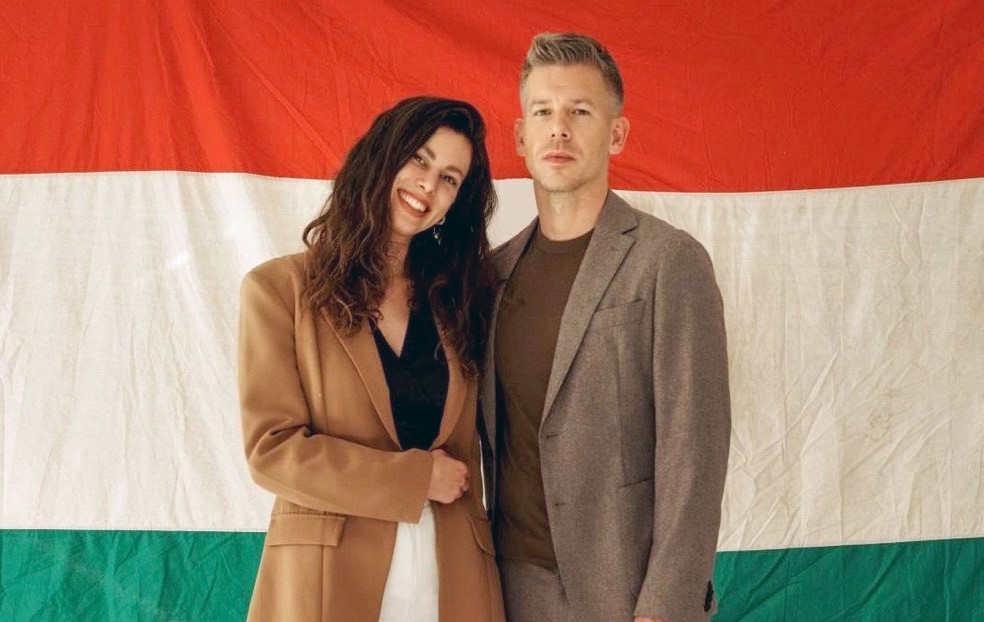 Magyar Péter egy csokor virággal várta a reptéren a barátnőjét - videó