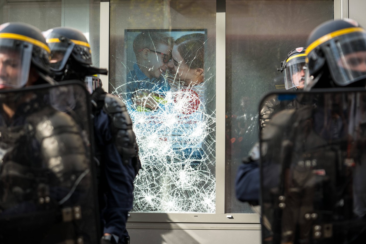 Noi proteste violente în Franța. Zeci de mii de oameni, din nou în stradă. FOTO