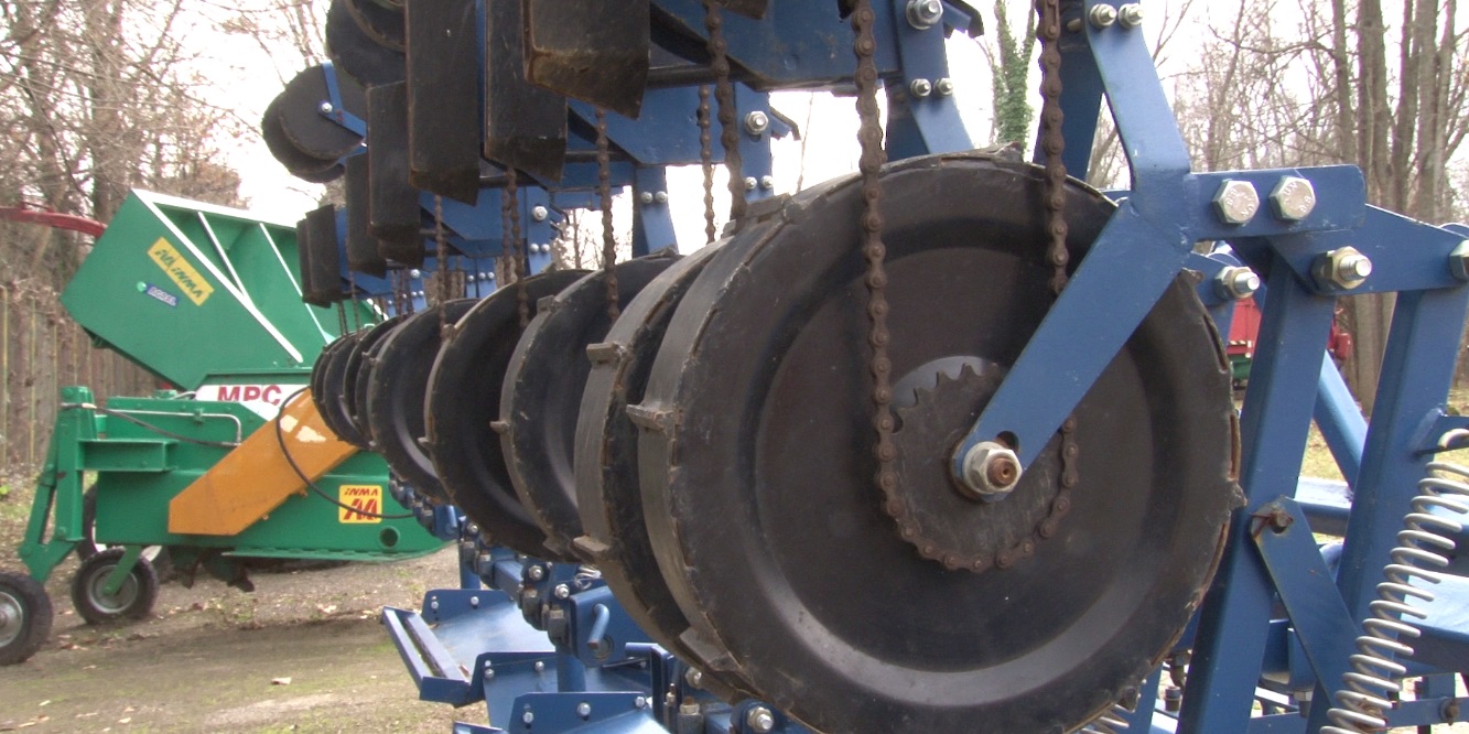 VIDEO/ Invenție românească. Tractorul care omoară buruienile cu apă chioară