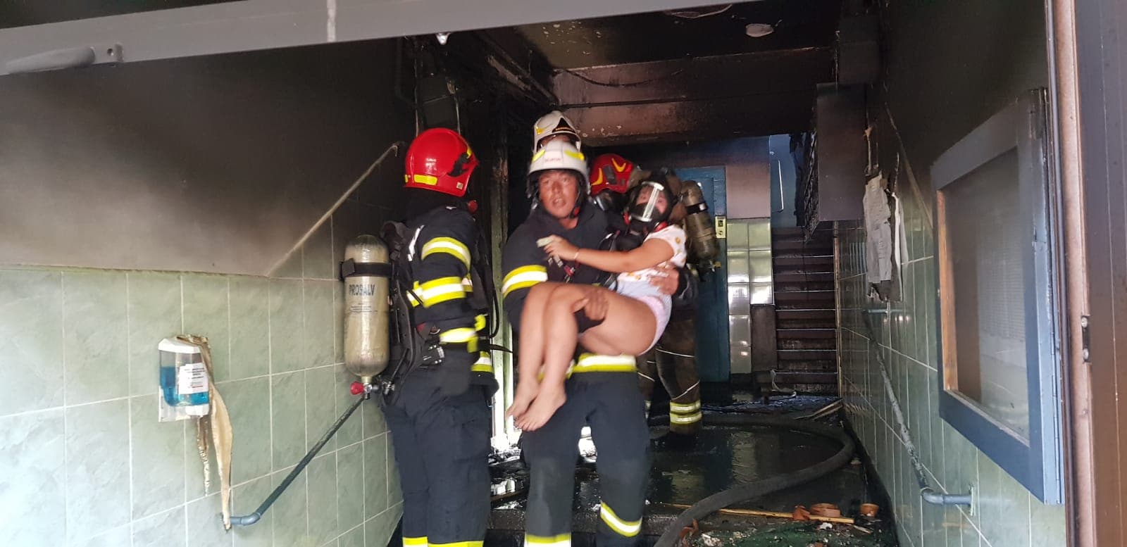 Explozie într-un bloc din Calea Giulești, din București. Într-un apartament de la parterul imobilului au izbucnit în flăcări
