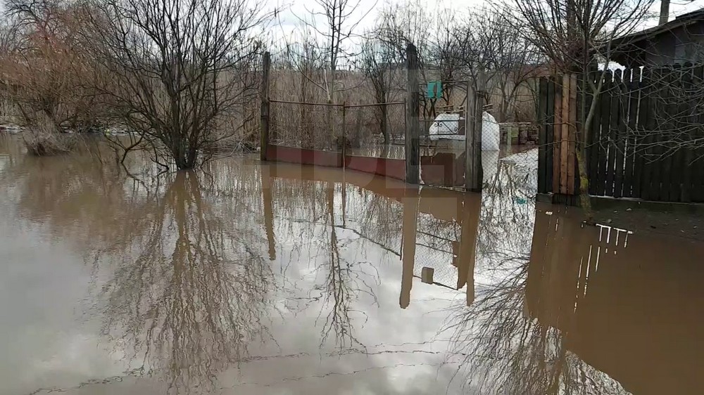 VIDEO/Inundații în Teleorman. Localitatea Drăgăneşti-Vlaşca, lovită a doua oară în câteva zile de o viitură. ”Suntem blestemaţi să trăim aşa!”