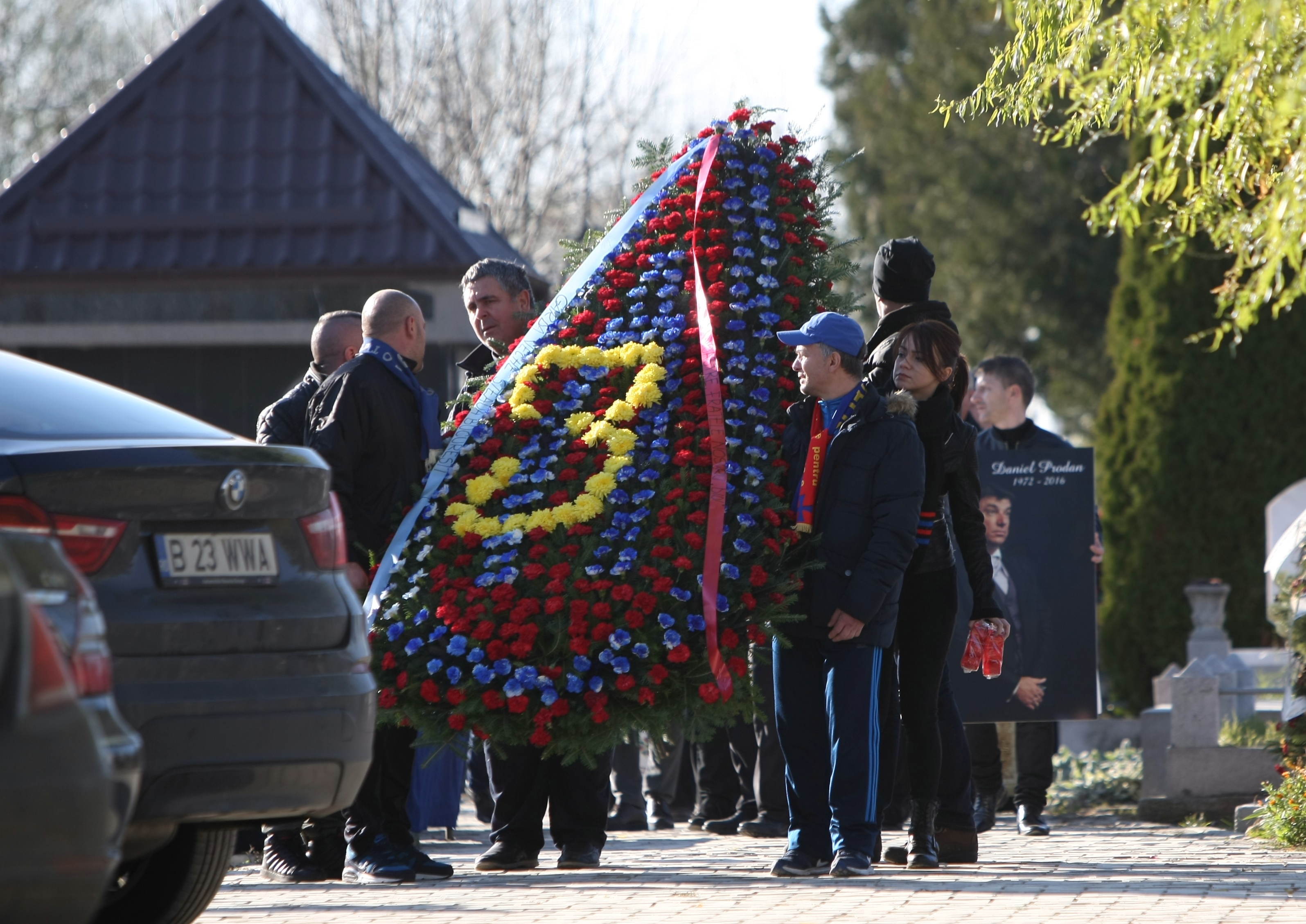 Daniel Prodan ar fi împlinit azi 45 de ani. Panduru, Răducioiu și Adi Ilie, la mormântul lui ”Tătuca” / GALERIE FOTO & VIDEO