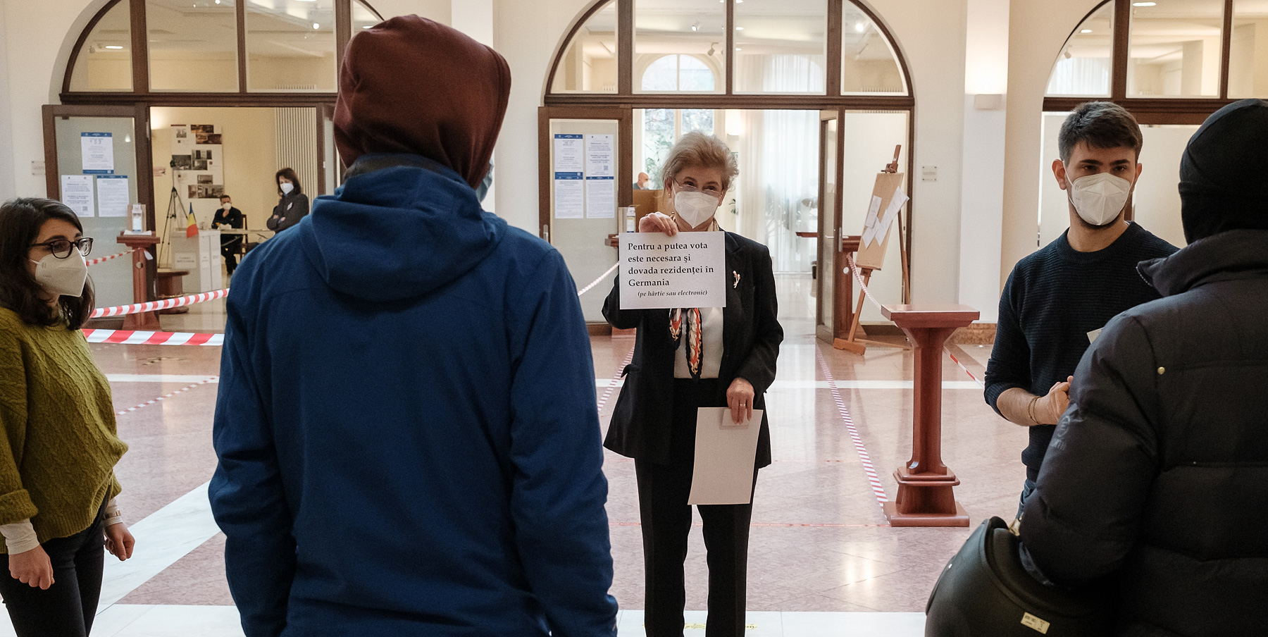 Reportaj la o secție de vot din Germania. Românii vin la urne cu gândul la familiile lor de acasă: „Să le meargă mai bine”