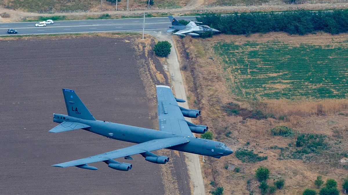 Două bombardiere strategice B-52 Stratofortress, în premieră în România: ce capabilități au și în ce războaie au fost folosite avioanele istorice