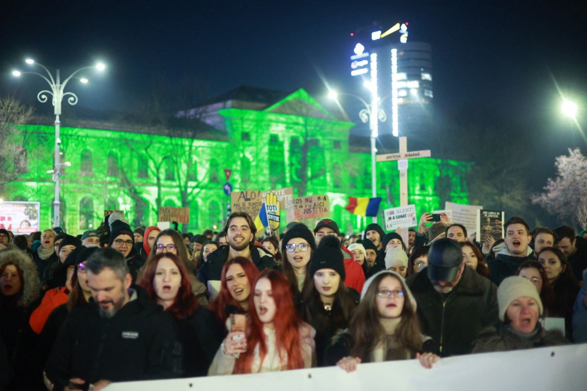 Nou protest în Piața Victoriei din București. Câteva mii de oameni au cerut demisia șefei Curții Supreme, Lia Savonea, pentru neregulile din justiție, în a patra zi consecutivă