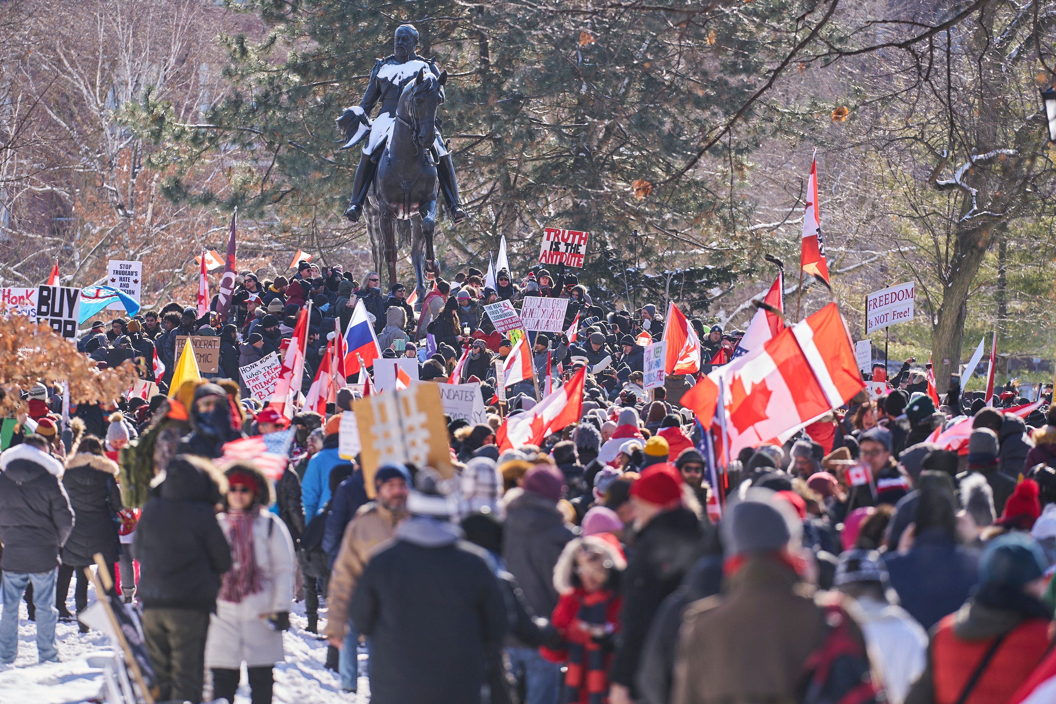 Capitala Canadei, paralizată de protestele față de vaccinarea obligatorie. „Situaţia a scăpat complet de sub control”