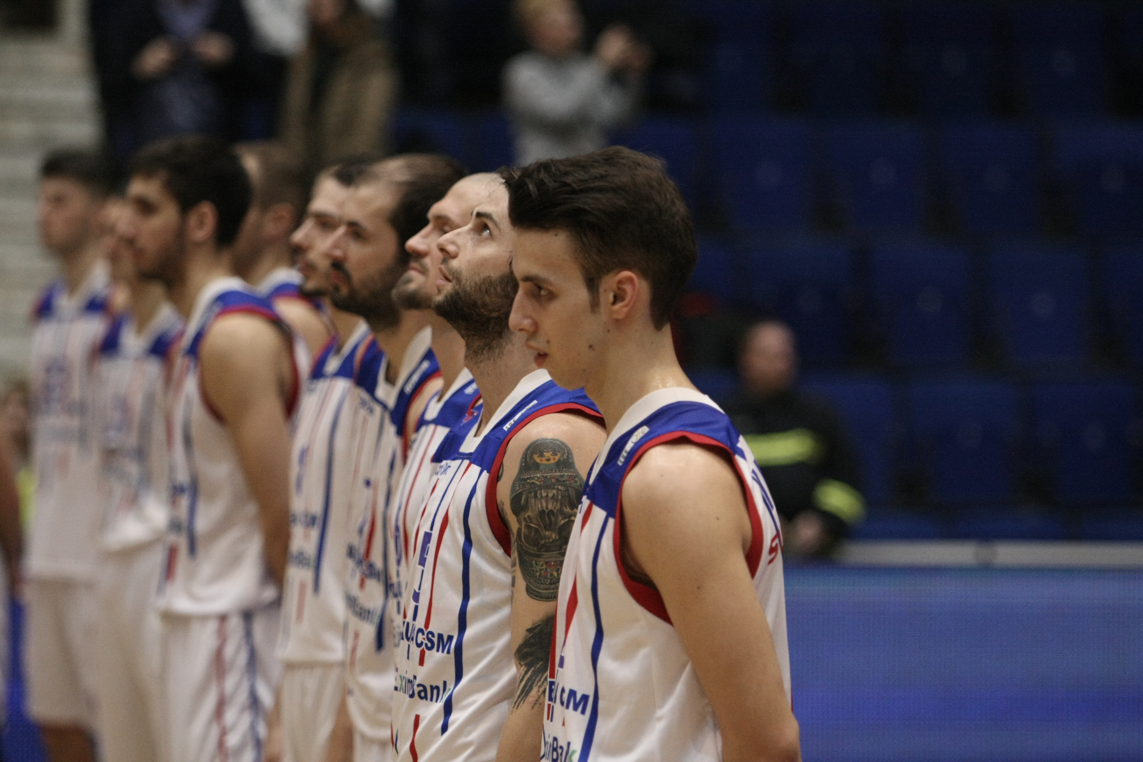 Steaua a învins la limită în eternul derby cu Dinamo. Roș-albii, 15 aruncări de 3 puncte degeaba! O fetiță a cântat imnul național / GALERIE FOTO
