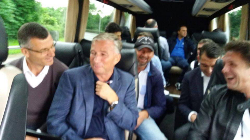 Generația de Aur, întâlnire senzațională la Cardiff. Răducioiu s-a fotografiat cu tatăl lui David Beckham! GALERIE FOTO