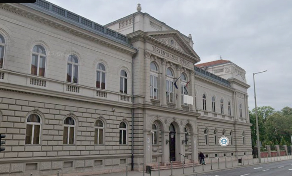 Rendőröket vesztegetett Győrben egy biztonsági cég, tizenhat ember ellen emeltek vádat