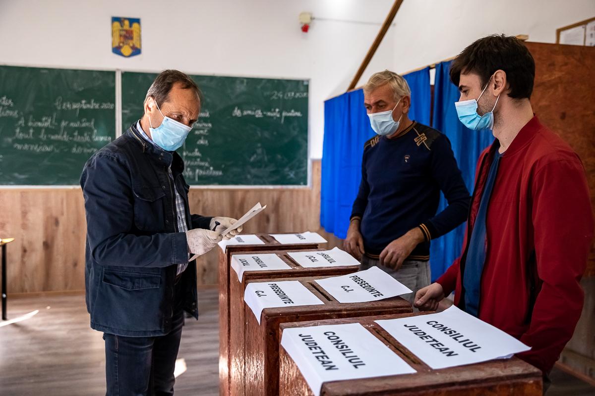 Cozi la alegeri în Ţăndărei, fost focar de Covid-19. Oamenii au votat pentru “şuşale”