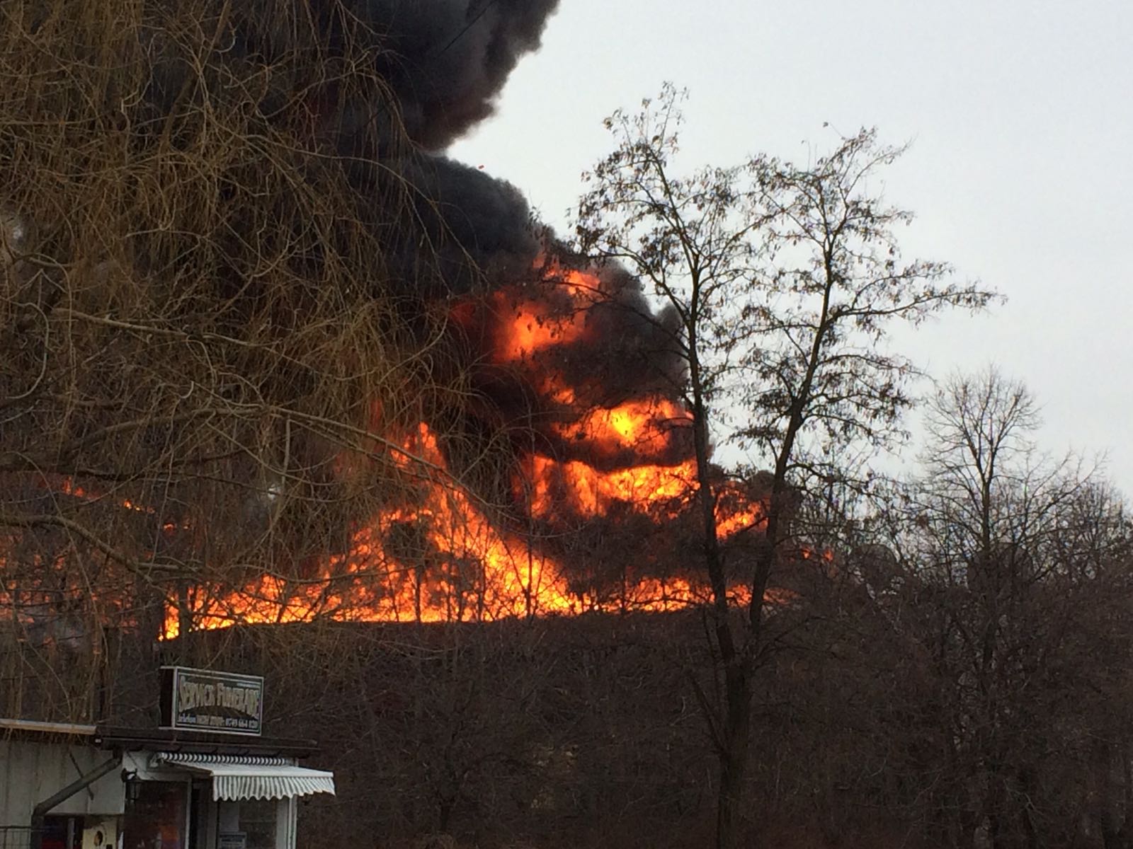 Incendiu puternic în Botoșani. Pericol de explozie GALERIE FOTO