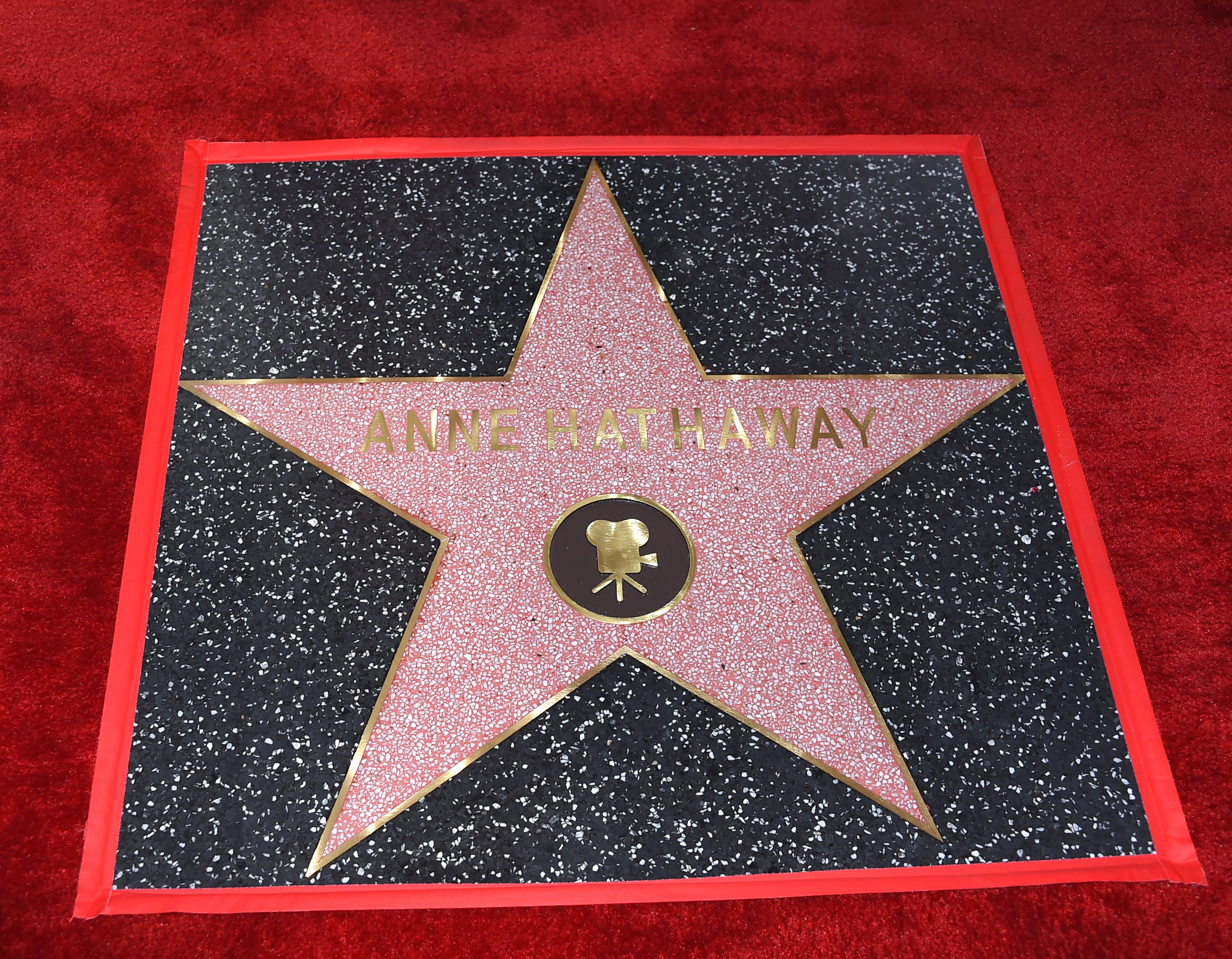 FOTO | Anne Hathaway a primit o stea pe celebrul Hollywood Walk of Fame