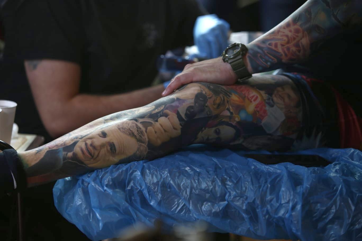 120 de tatuatori din întreaga lume au ajuns la București. Sesiuni de tatuare live, concerte și artă pe piele | FOTO
