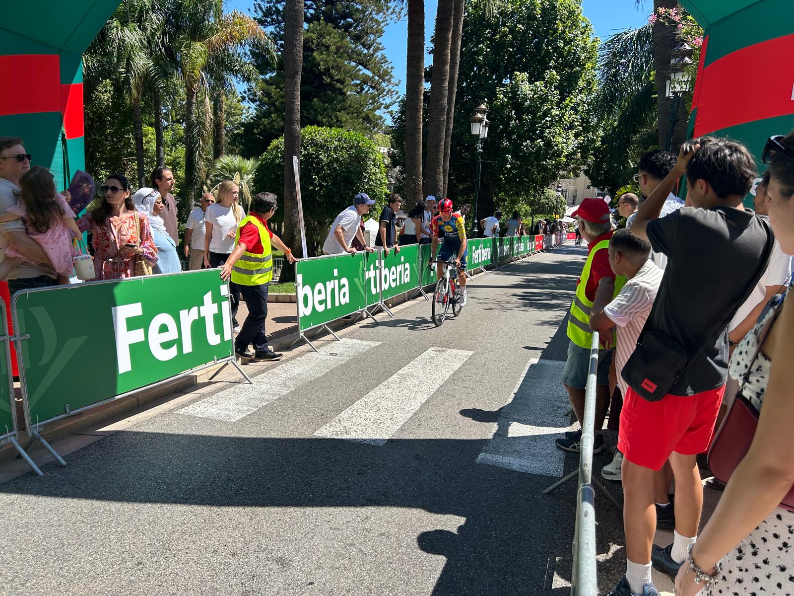 Echipele și-au blindat camioanele în care țin biciclete de 200.000 de euro, din cauza hoților români și bulgari: „Bande organizate au dat multe lovituri”. Reportaj în Port Hercule din Monte Carlo, înaintea startului La Vuelta 2026