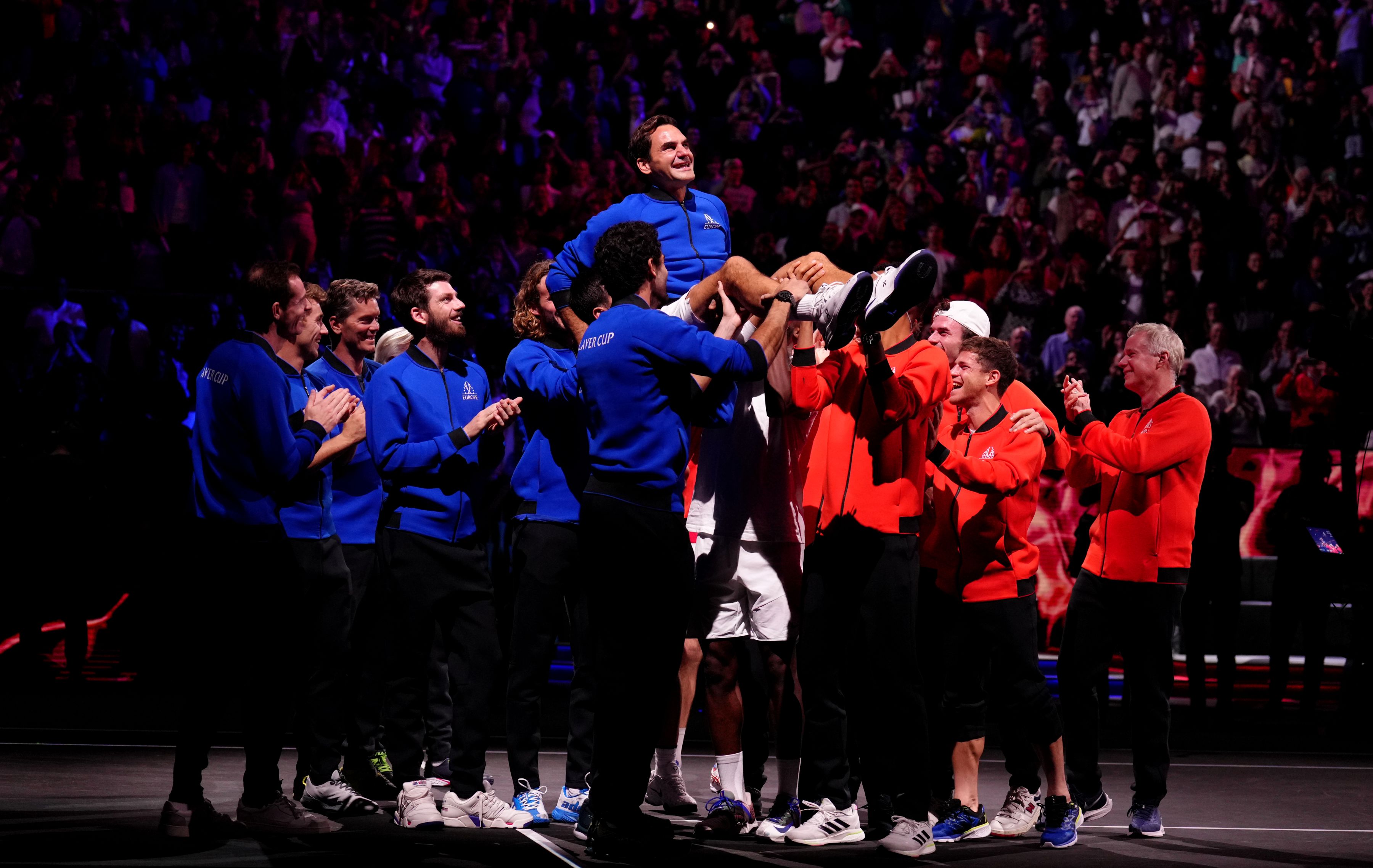 IMAGINEA ZILEI în sportul mondial. Roger Federer ținându-l de mână în lacrimi pe Rafael Nadal la ultimul său meci ca profesionist în tenis