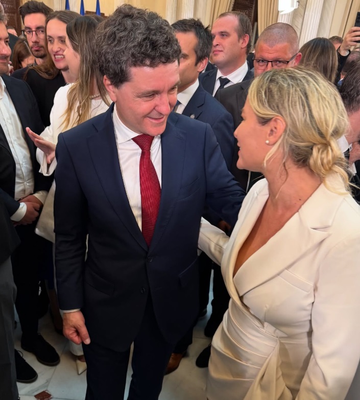 Imagini cu vedetele la învestirea lui Nicușor Dan. Delia, Andreea Raicu și Anca Serea nu au ratat ocazia de a face poză cu noul președinte al României