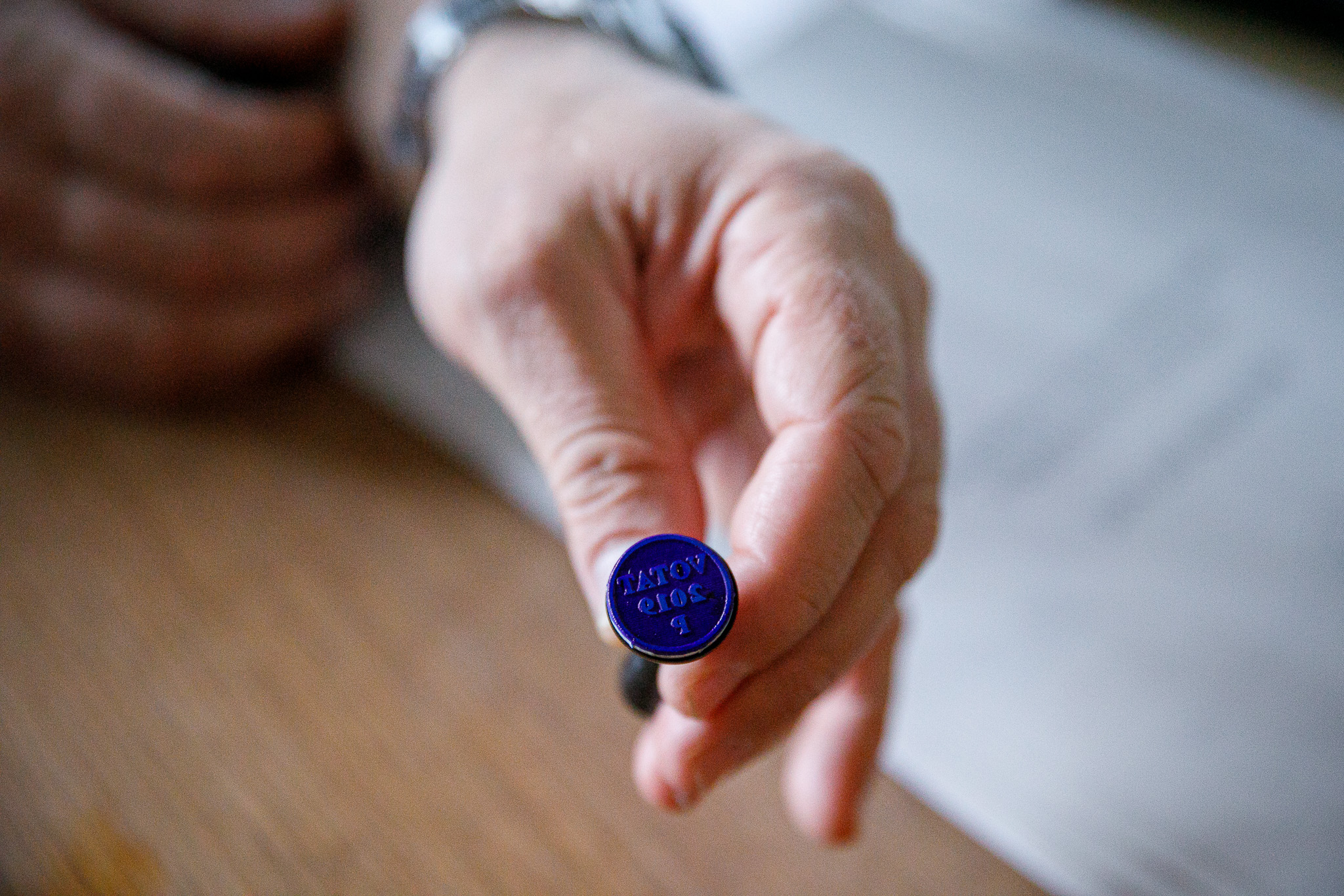 Oamenii din Lupeni au votat în cârje, supărați, fără speranță că le va fi mai bine. “Ăștia-s politicieni? Toți vor să ajungă la putere ca să își bată joc de fiecare!”