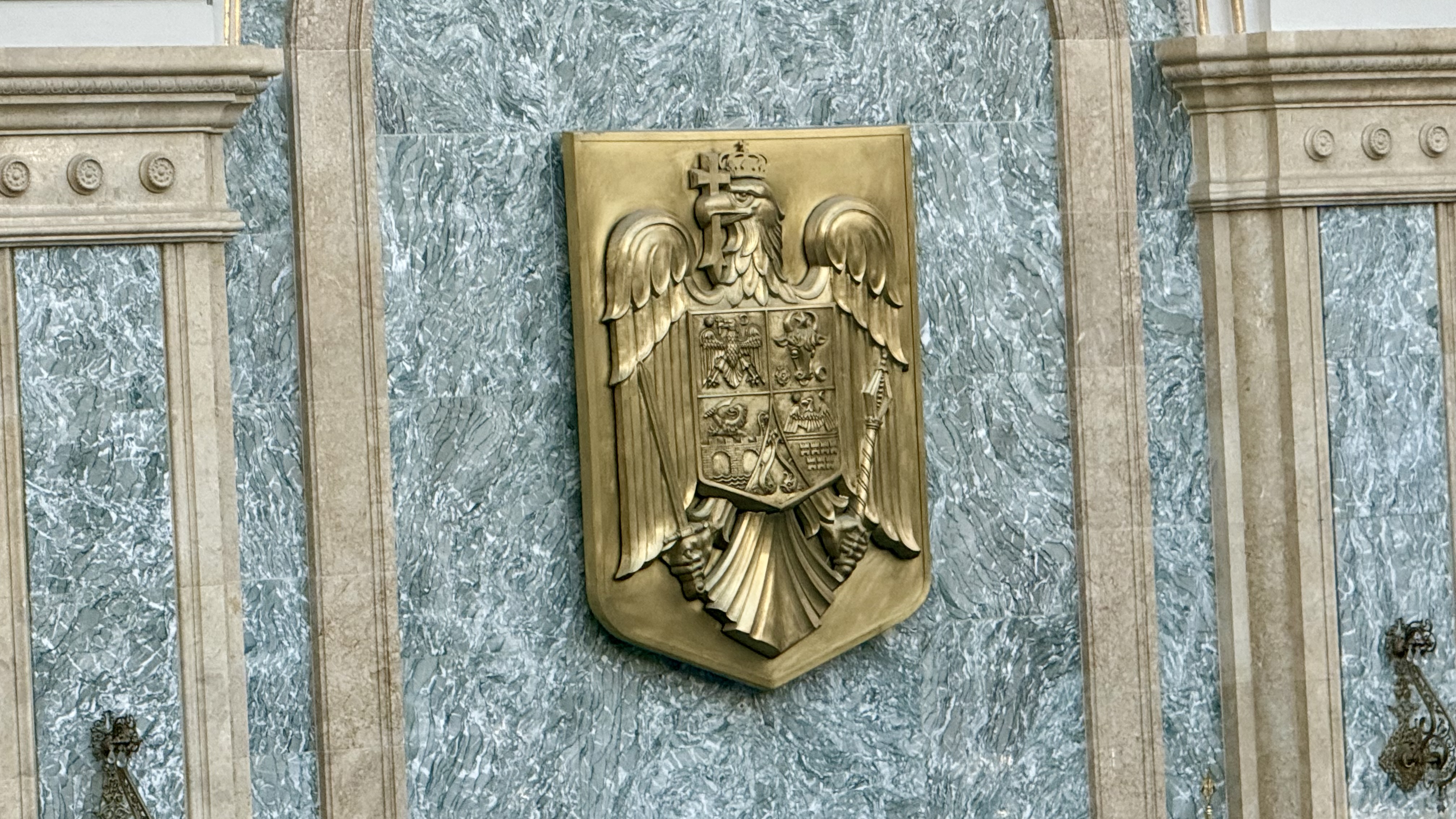 Secretele marmurei interzise de Ceaușescu și stema de 3,5 tone! Am vizitat Senatul României: buncărul pentru 300 de persoane și liniile de metrou fantomă
