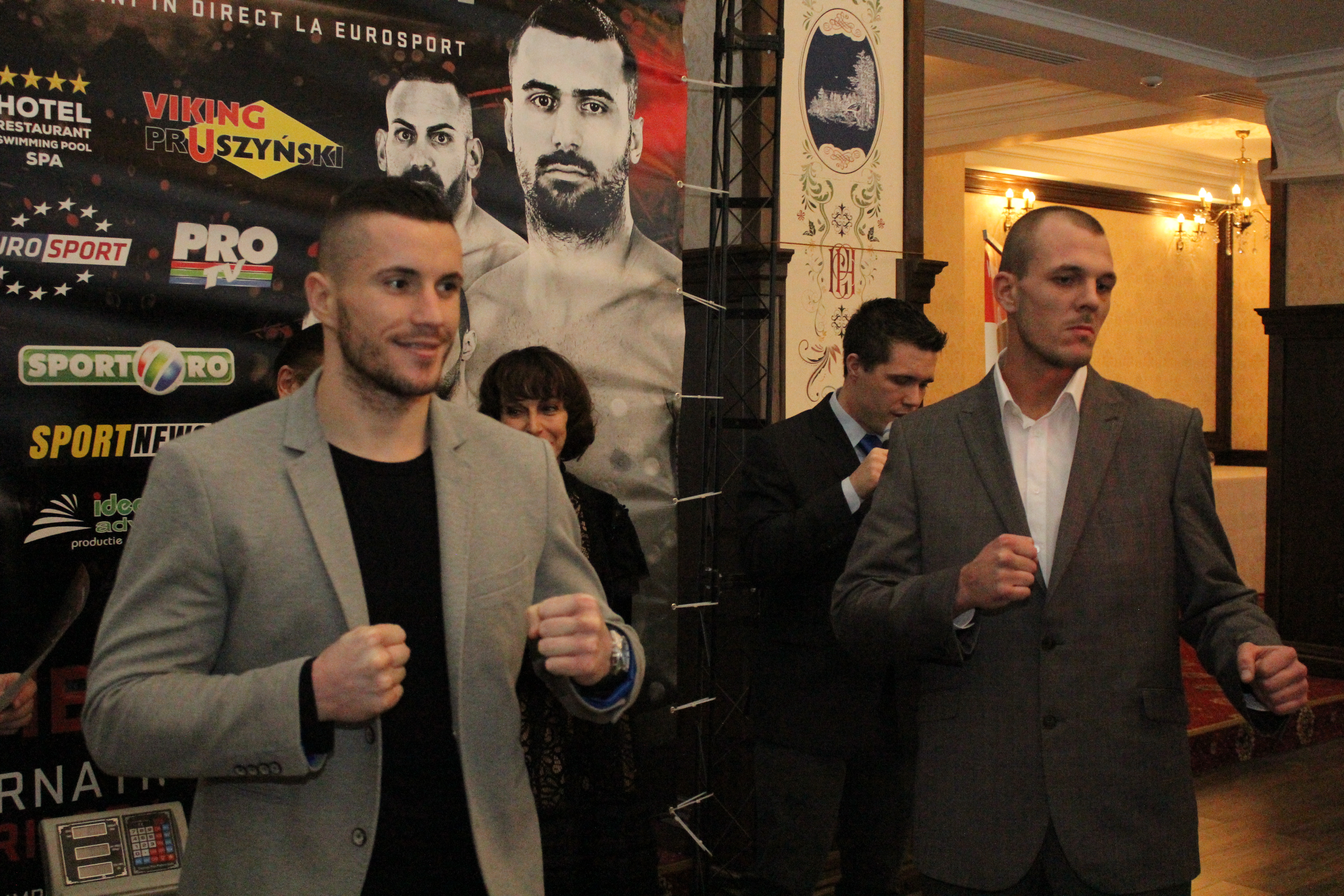 Luptătorii de la Superkombat Ploiești s-au confruntat pentru prima dată la cântarul oficial / GALERIE FOTO