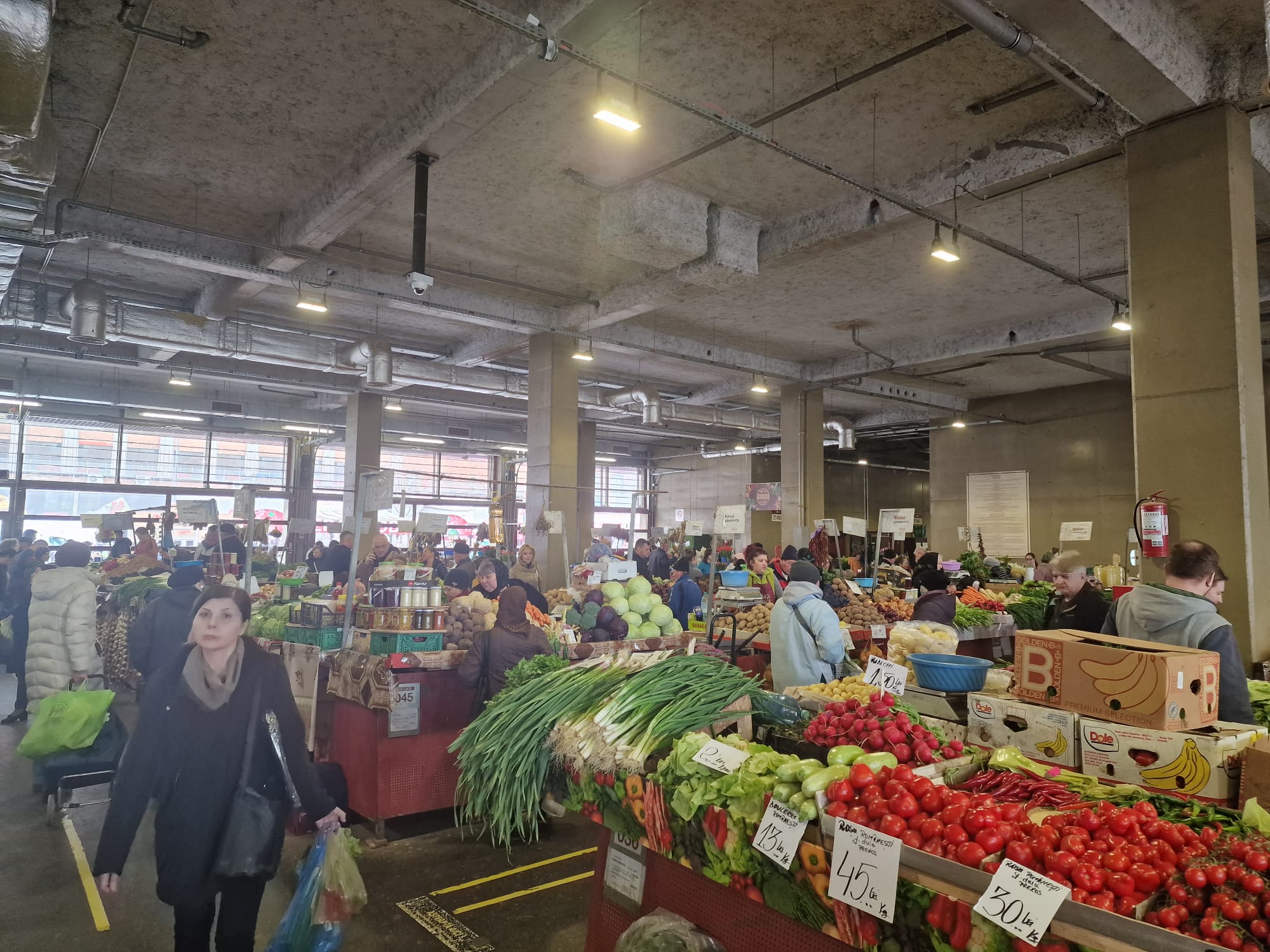 FOTO. Cât costă roșia românească în Piața Obor: bate prețul kilogramului de miel, dar există și o alternativă