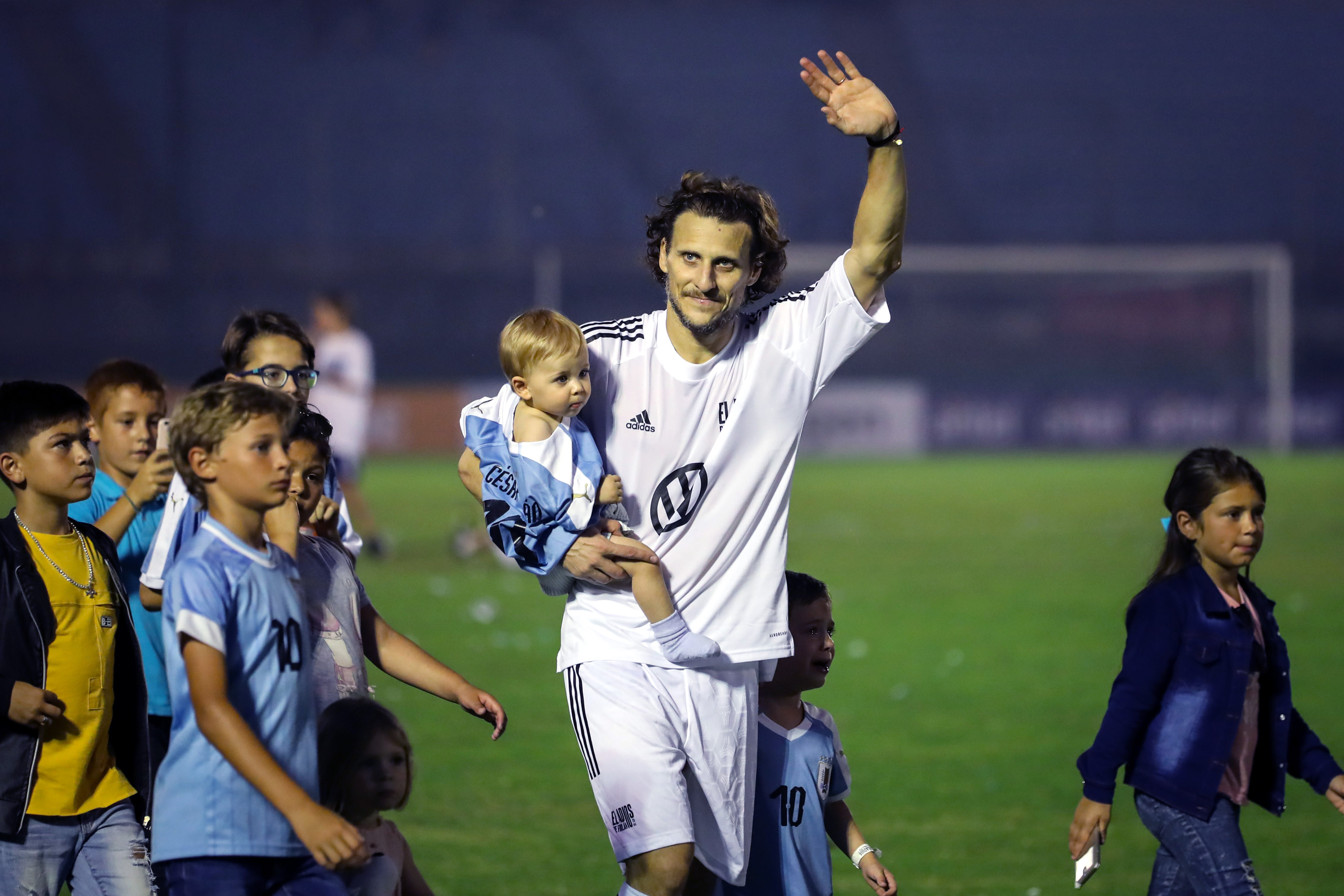 Show total la retragerea lui Diego Forlan, cel mai bun fotbalist de la CM 2010. Luis Suarez a fost portar!
