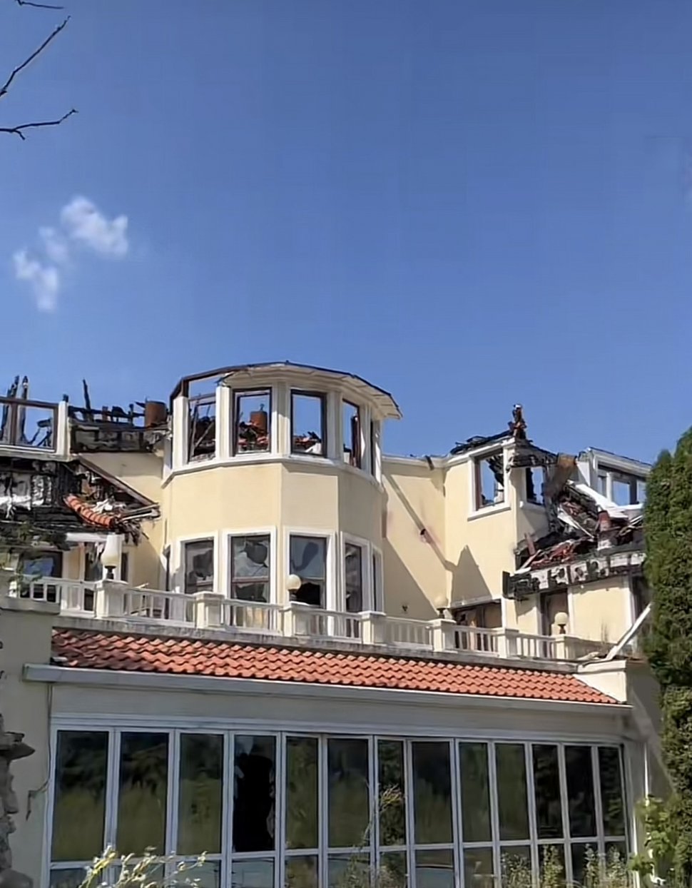 Imagini din interiorul vilei din Izvorani a lui Irinel Columbeanu. Imobilul a ars complet, dar pozele cu fiica lui nu au fost atinse de flăcări