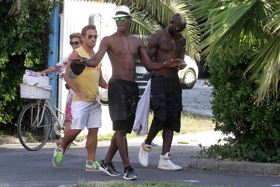 Balotelli, la mare cu prietenii și cu două fete! ^O ”traduce” pe Fanny?