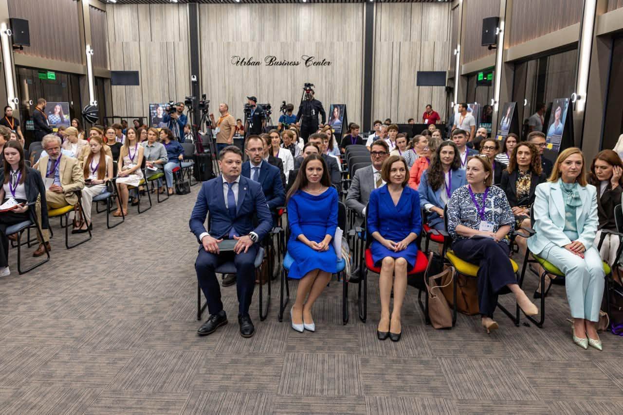 Imagini cu apariția Mirabelei Grădinaru la Chișinău. Partenera lui Nicușor Dan a ales o ținută în ton cu Maia Sandu