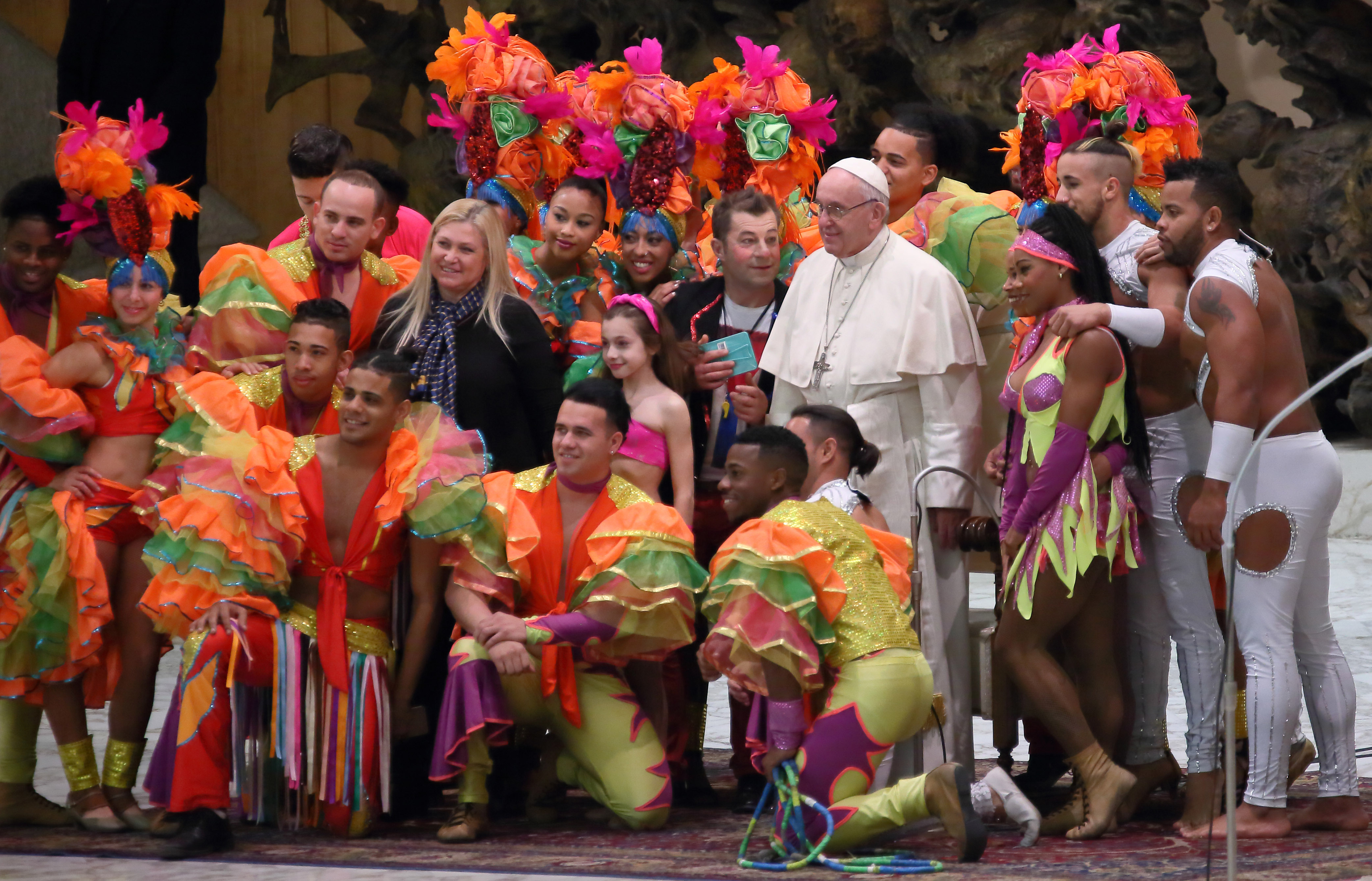 FOTO | Imagini inedite cu Papa Francisc. Suveranul Pontif a fost vizitat de artiști de circ