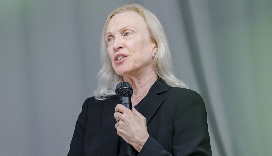 Valerie Steele az Encyclopedia of Clothing and Fashion című háromkötetes mű szerzője Budapesten járt, a Moholy-Nagy Művészeti Egyetemen tartott előadást