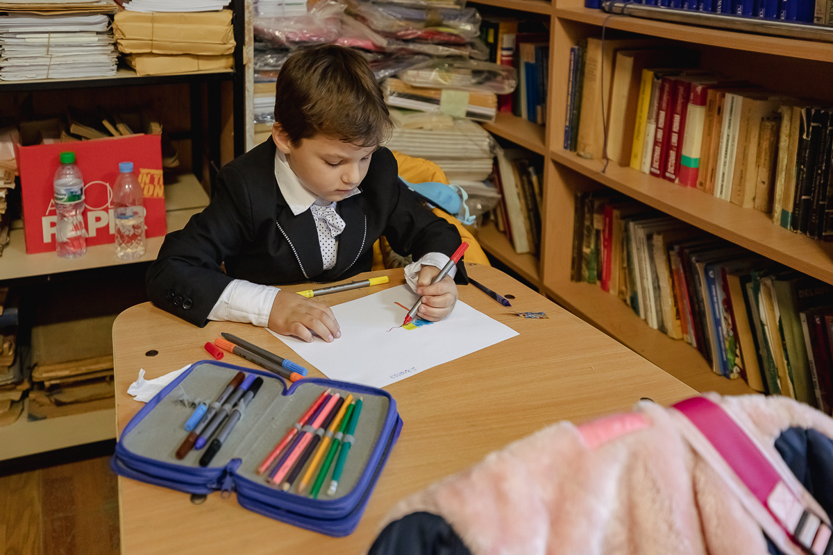SPERANȚĂ. Într-o școală din Olt, o profesoară îi învață pe copiii cu părinți în străinătate să creadă că tinerii pot reuși și în țară: „Se pot realiza oriunde, numai să găsească oamenii potriviți”