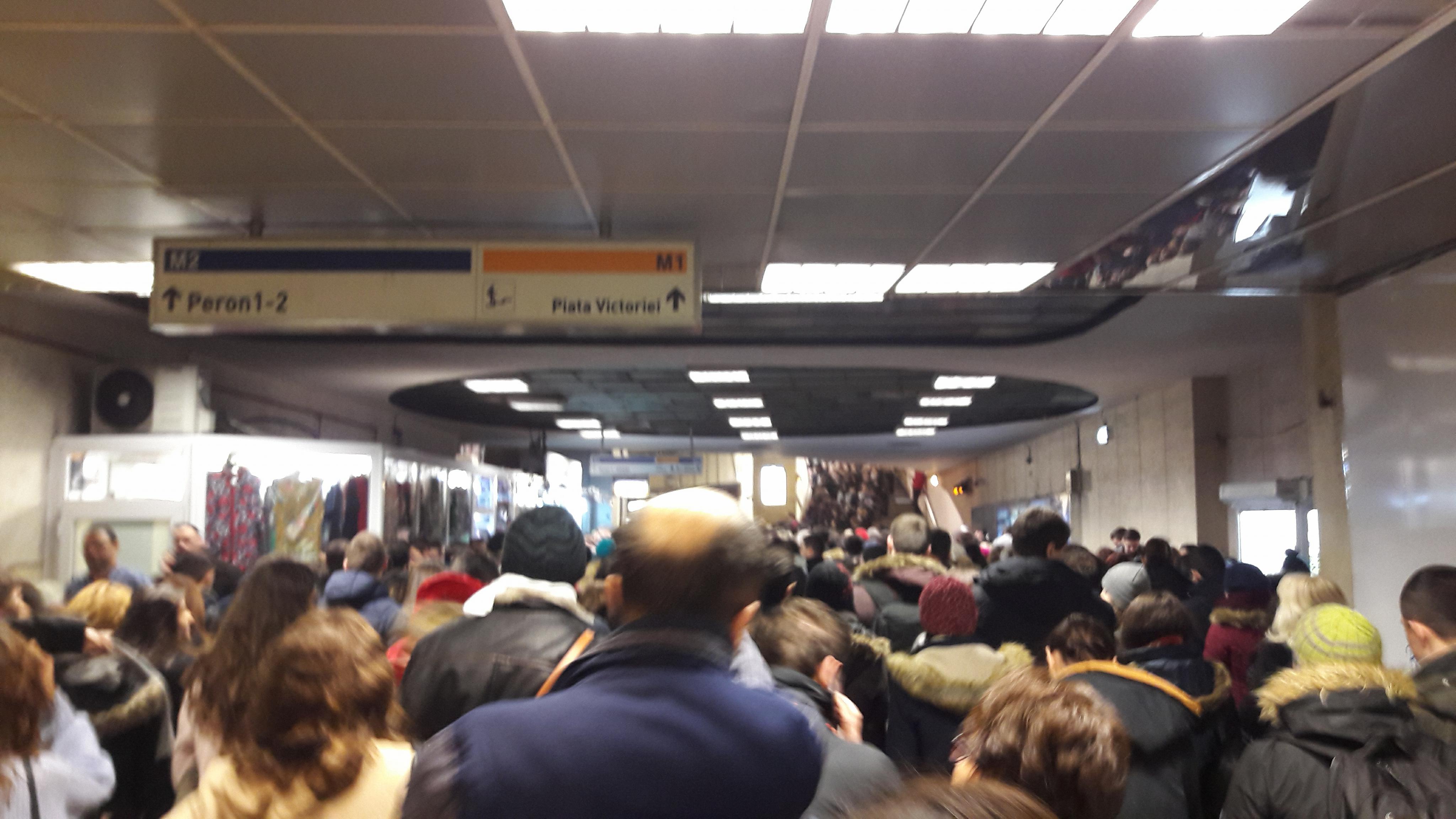 Aglomerație la metrou, pe magistrala Berceni-Pipera. Explicațiile Metrorex despre blocaj / FOTO