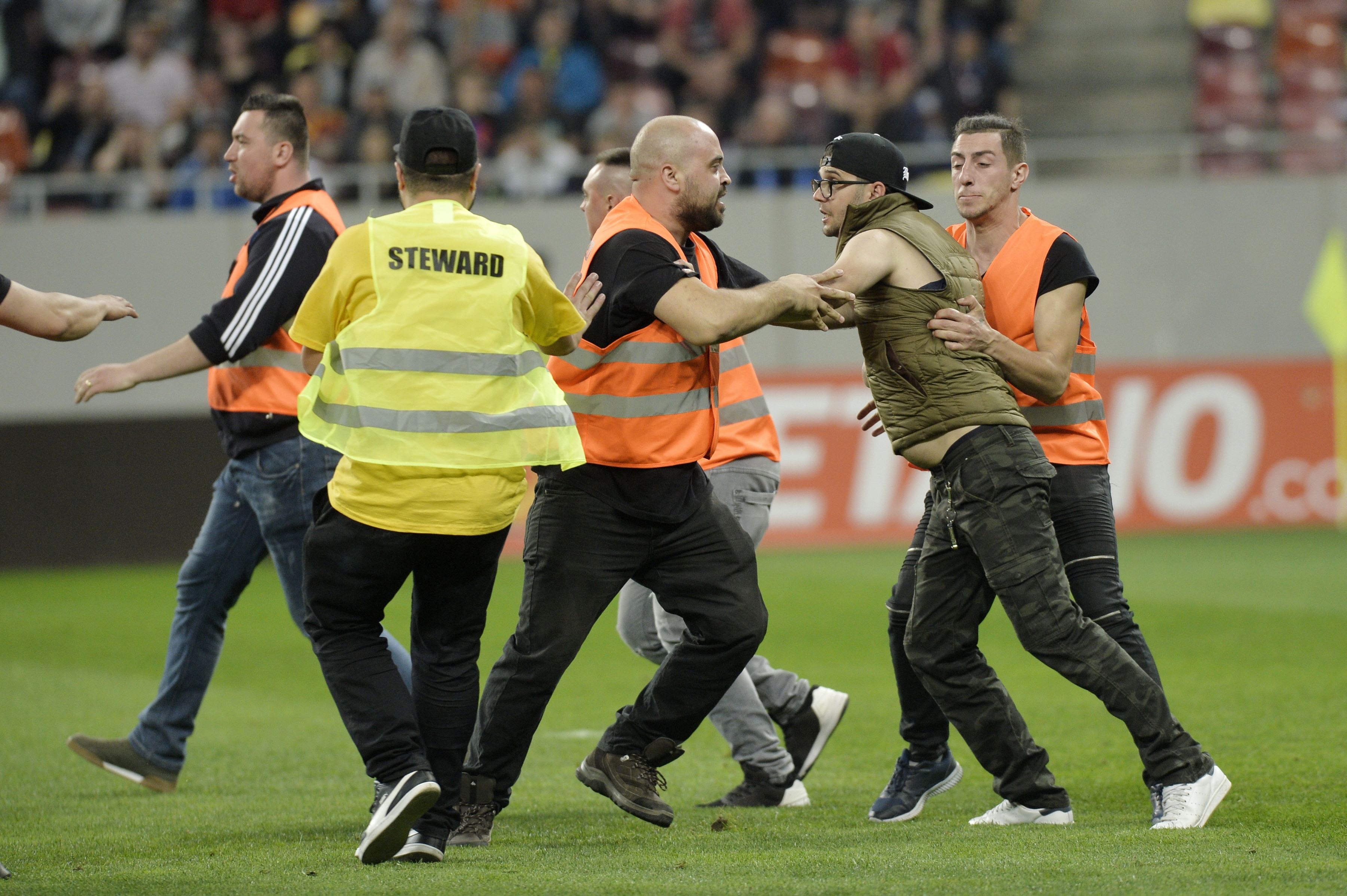 Câți suporteri au fost reținuți de Jandarmerie după meciul Steaua - Rapid: ”Sancțiuni pentru peste 50 de persoane” / GALERIE FOTO