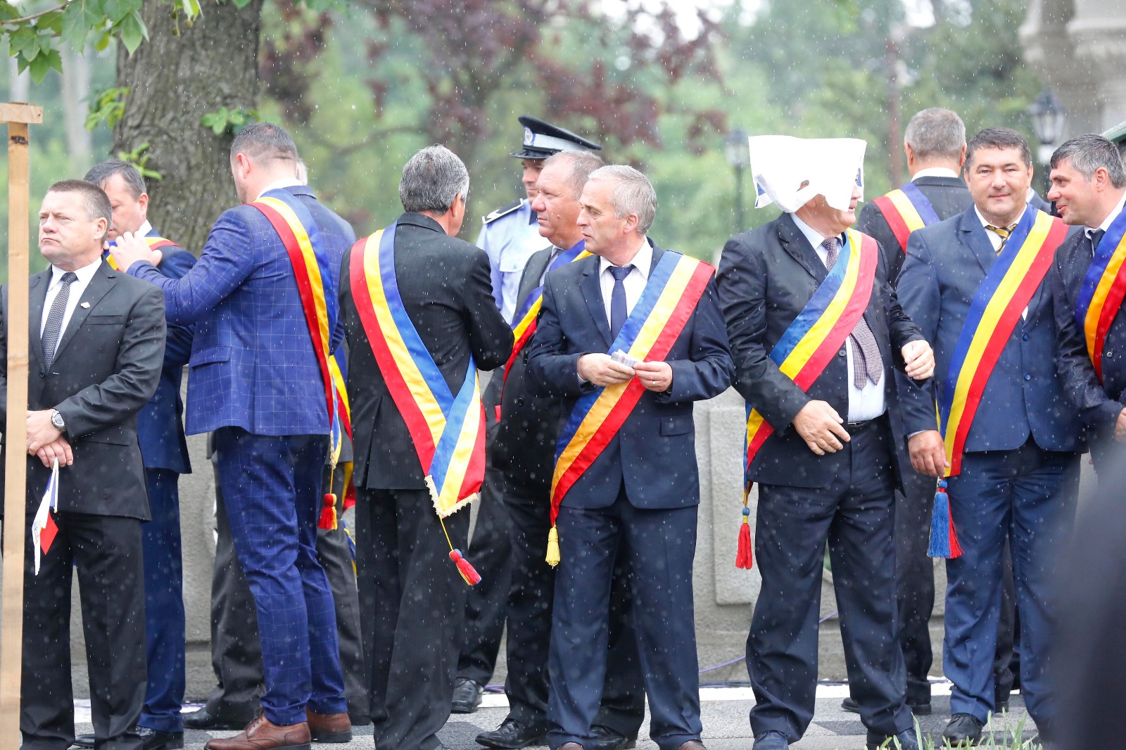 FOTOREPORTAJ: Peste 10.000 de oameni, la Buzău, de Ziua Eroilor. Jumătate au fost elevi aduși de profesori