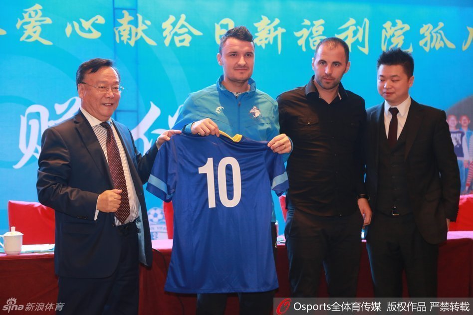 Budescu a fost sărbătorit cu tort de chinezii de la Dalian Yifang / GALERIE FOTO