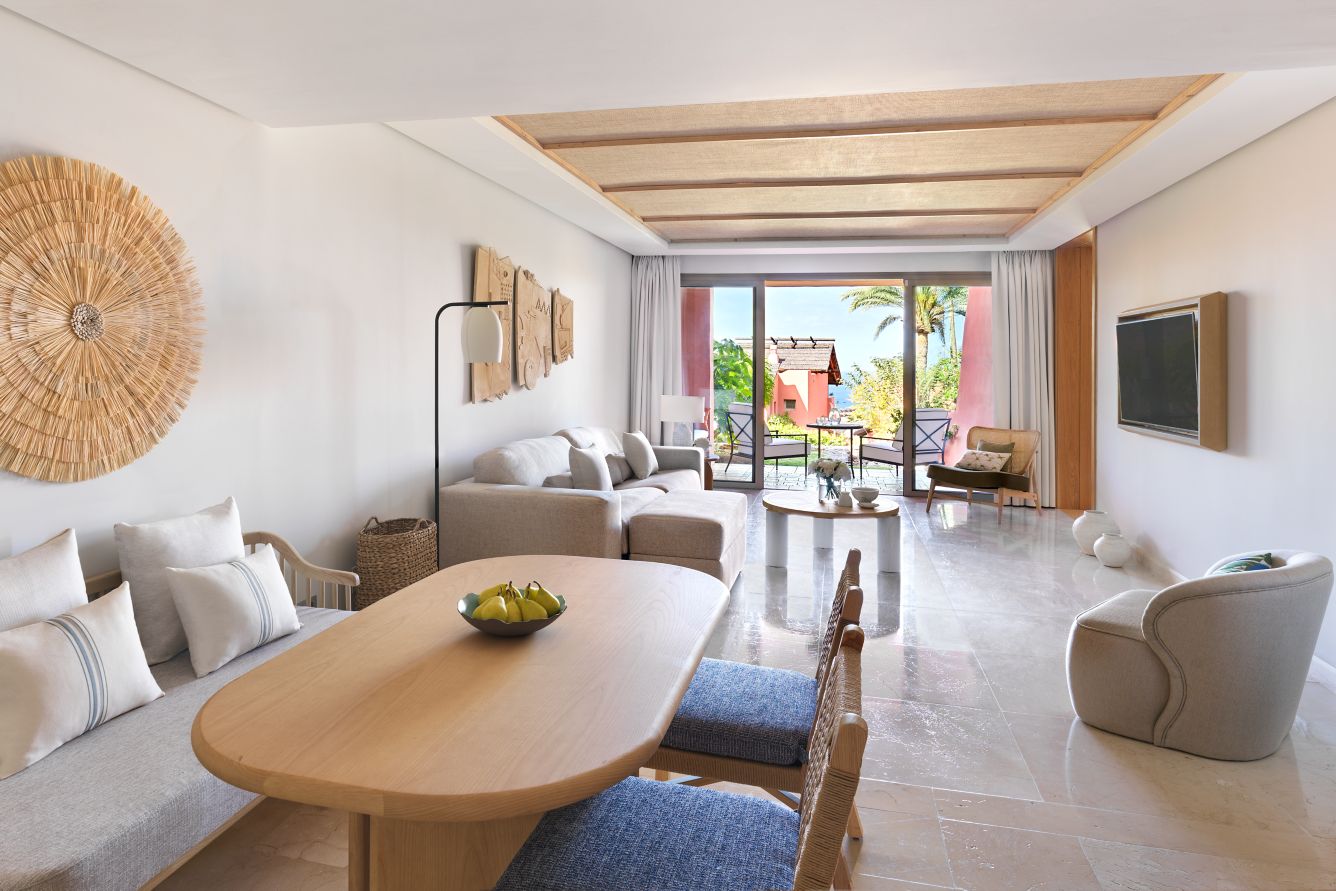 Cât costă cazarea la hotelul favorit al lui Klaus Iohannis din Tenerife. Un fost șef din Liga 1 e în vacanță acolo